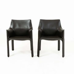 Une paire de chaises « Cab » de Mario Bellini pour Cassina, modèle 413, marron foncé, années 1990