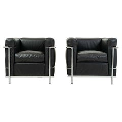 Ein Paar frühe Le Corbusier Cassina AI LC2 Sessel mit verchromtem Gestell und schwarzem Lederbezug