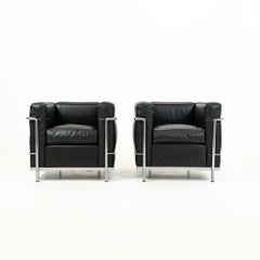 Ein Paar frühe Le Corbusier Cassina AI LC2 Sessel mit verchromtem Gestell und schwarzem Lederbezug
