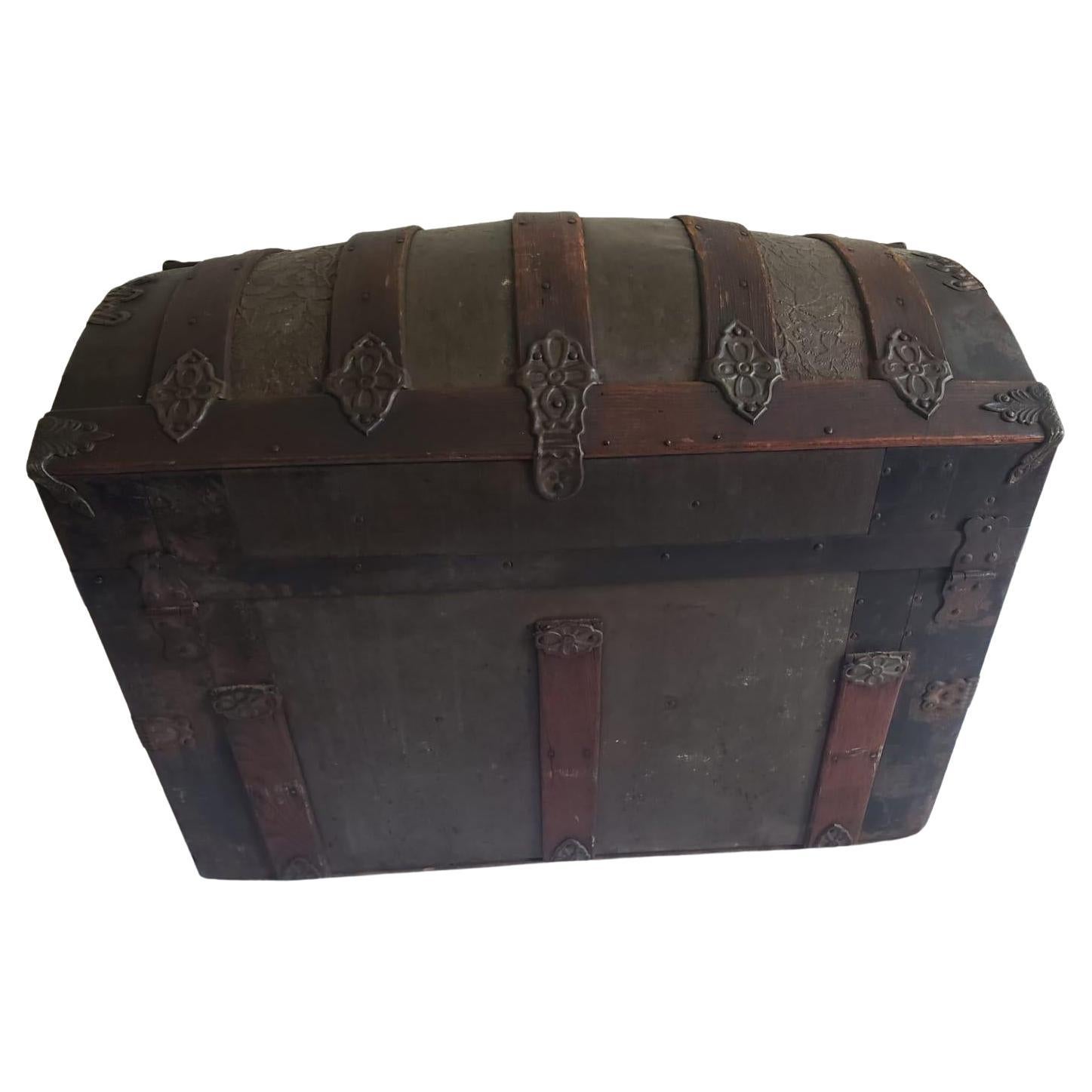 Original 1900s dome top steamer trunk in excellent vintage Condition. The is a lock but the key is not present. It has original leather and iron handle on each side. It also has iron fittings, wood slats. Zinc finish as well. It measures 
Measures: