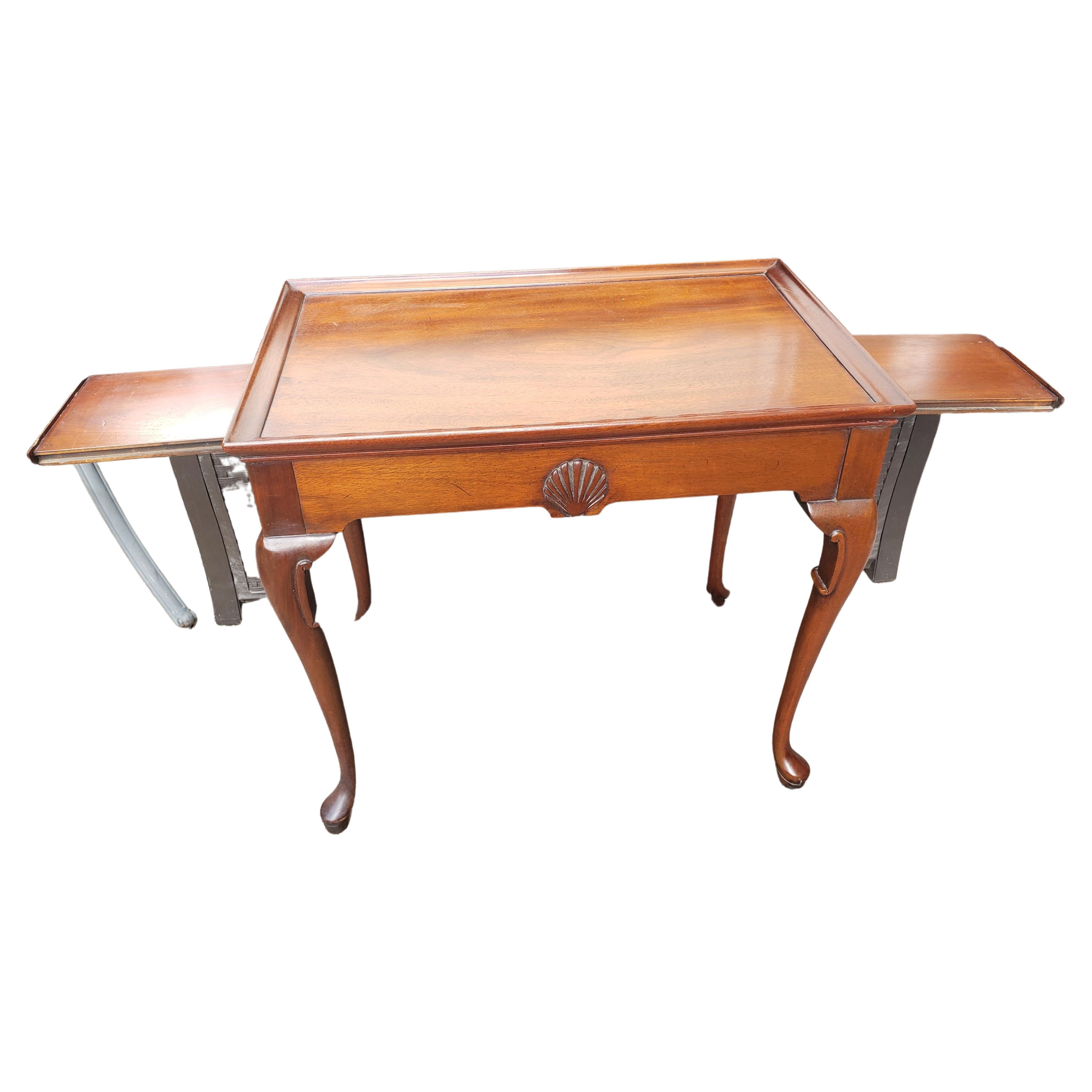 1950s English Mahogany Queen Anne Tray Top Tea Table by Hickory Chair Co. In Good Condition For Sale In Germantown, MD