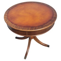 Table à tambour vintage de style fédéral à dessus en cuir incisé avec tiroir