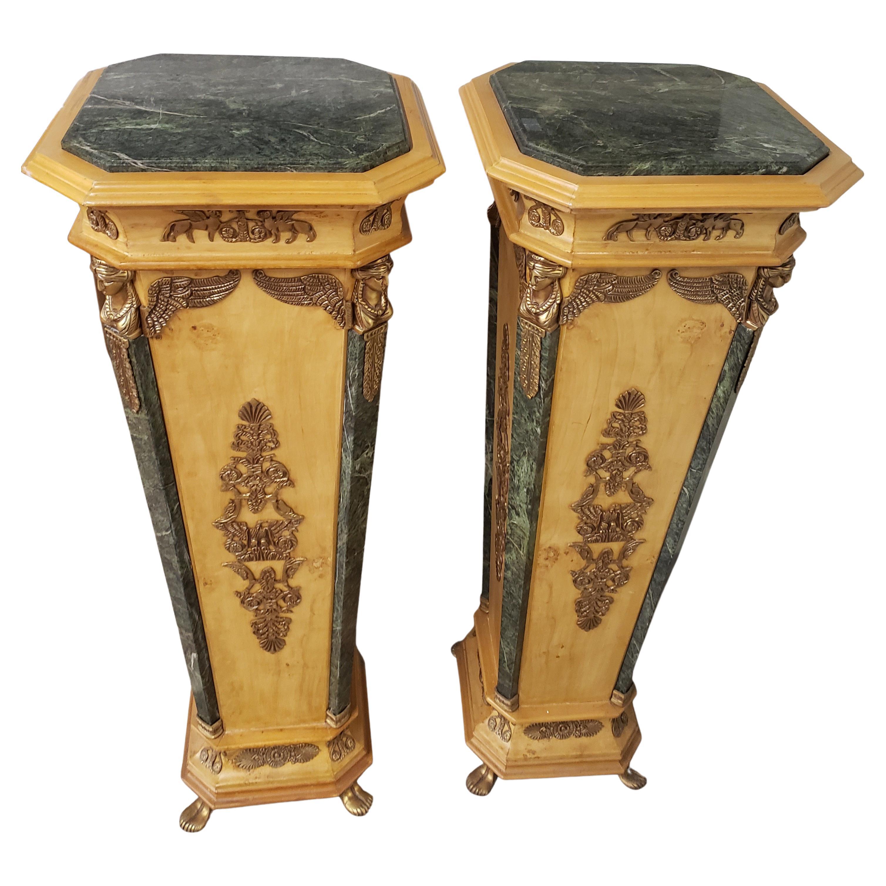 Une élégante paire de colonnes en marbre vert veiné, montées en bronze doré de style Empire du 19ème siècle, avec un plateau en marbre et quatre colonnes d'angle en marbre vert veiné, sur une base conique conforme et des chapiteaux en bronze doré de