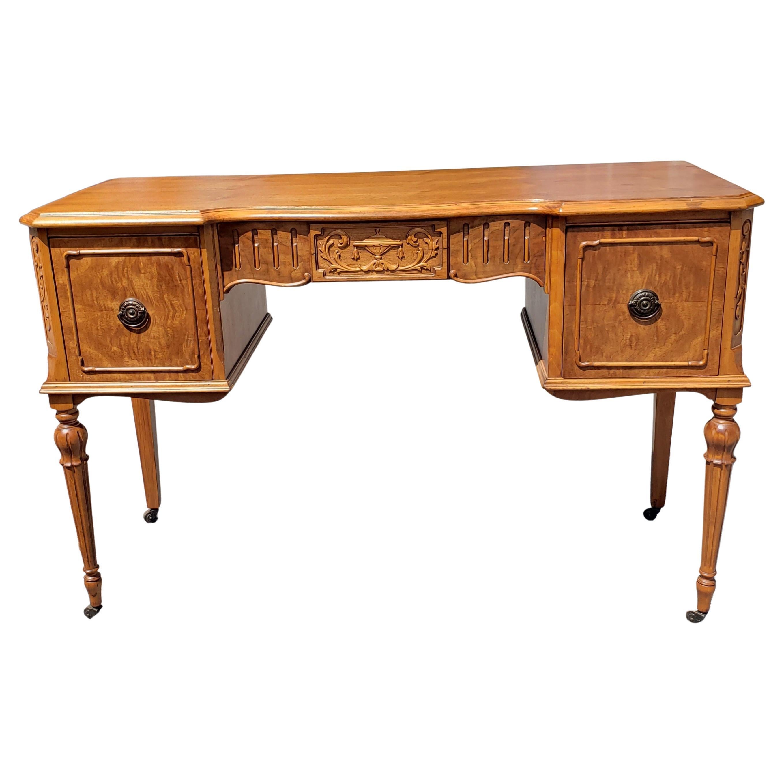 Beautiful George III vanity or dressing table with 3 drawers with dovetail construction.
Measures 32