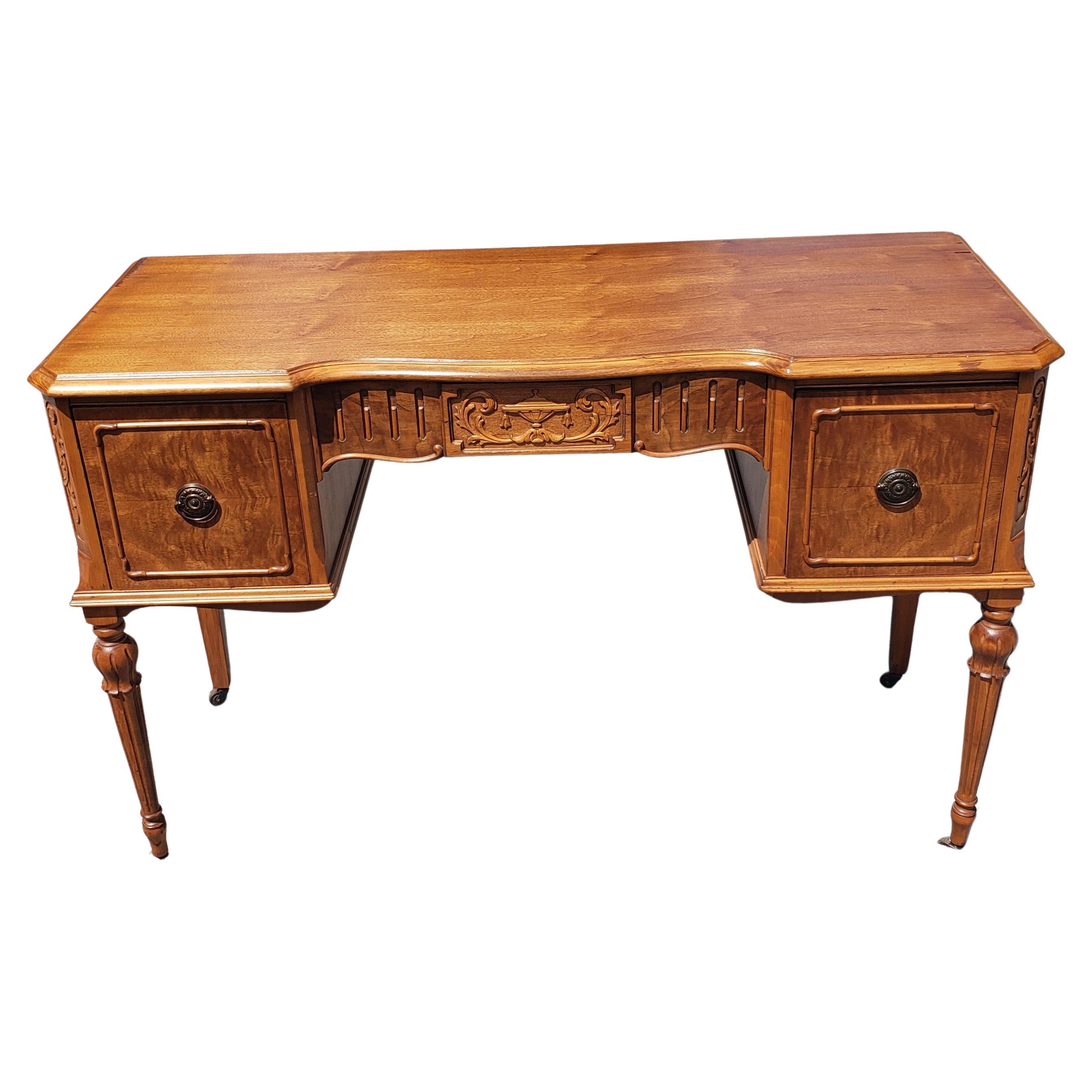 George III Style Walnut Vanity Dressing Table In Good Condition In Germantown, MD