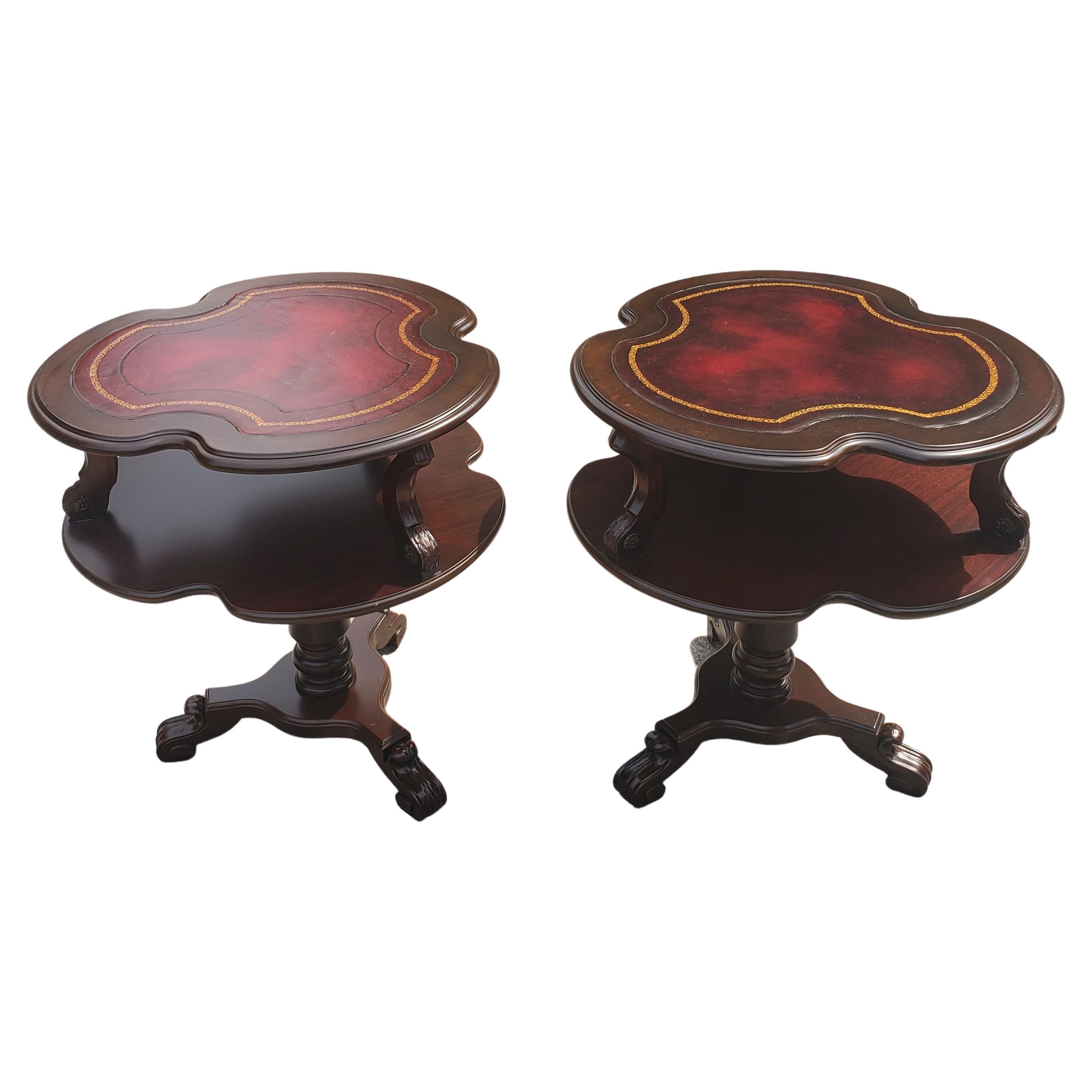 Paire de tables d'appoint anglaises Regency restaurées à 2 niveaux avec inserts en cuir et poignées, style Stenciled