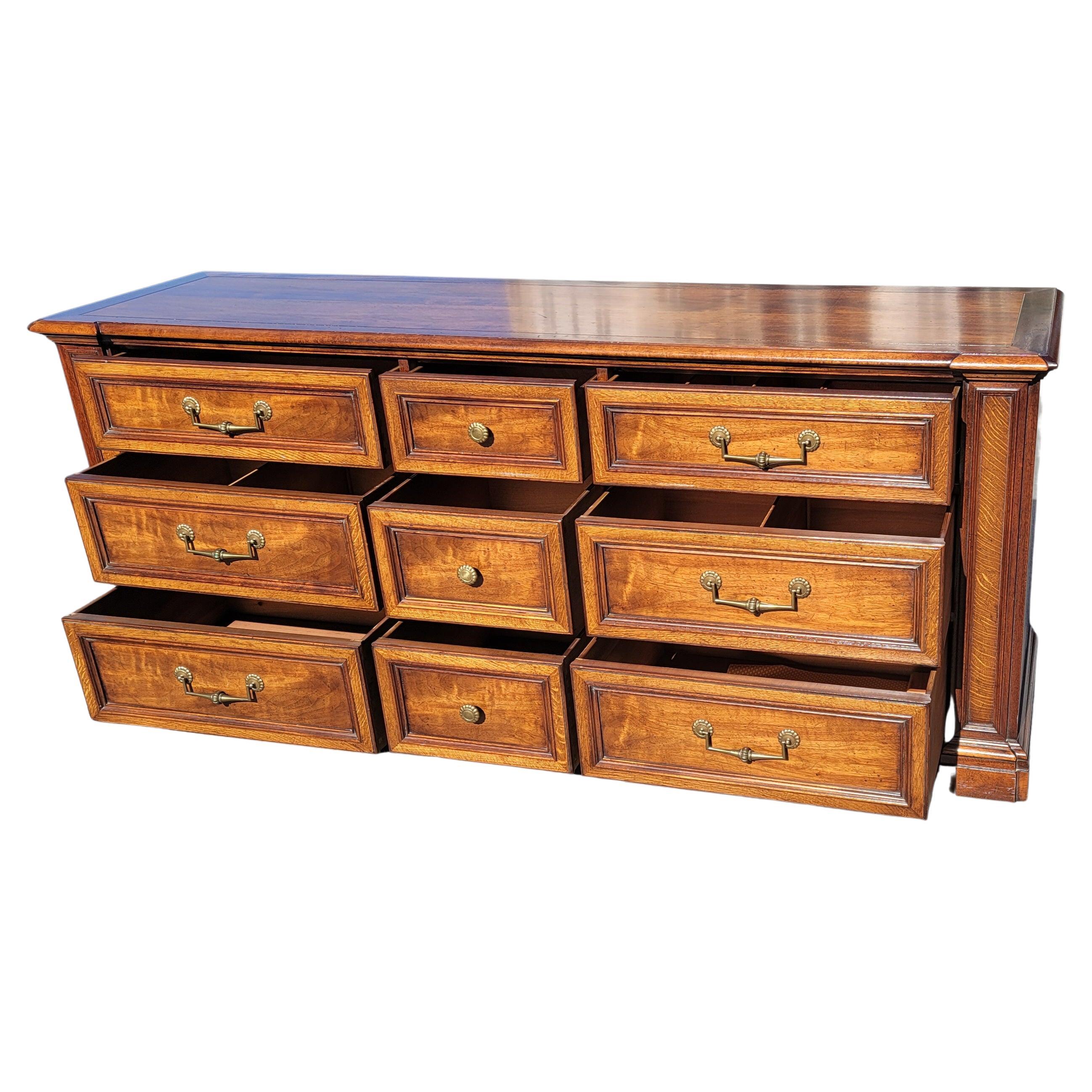 Falegnameria Henredon Fine Furniture - Comò triplo a 9 cassetti in noce e Mission Oak in vendita