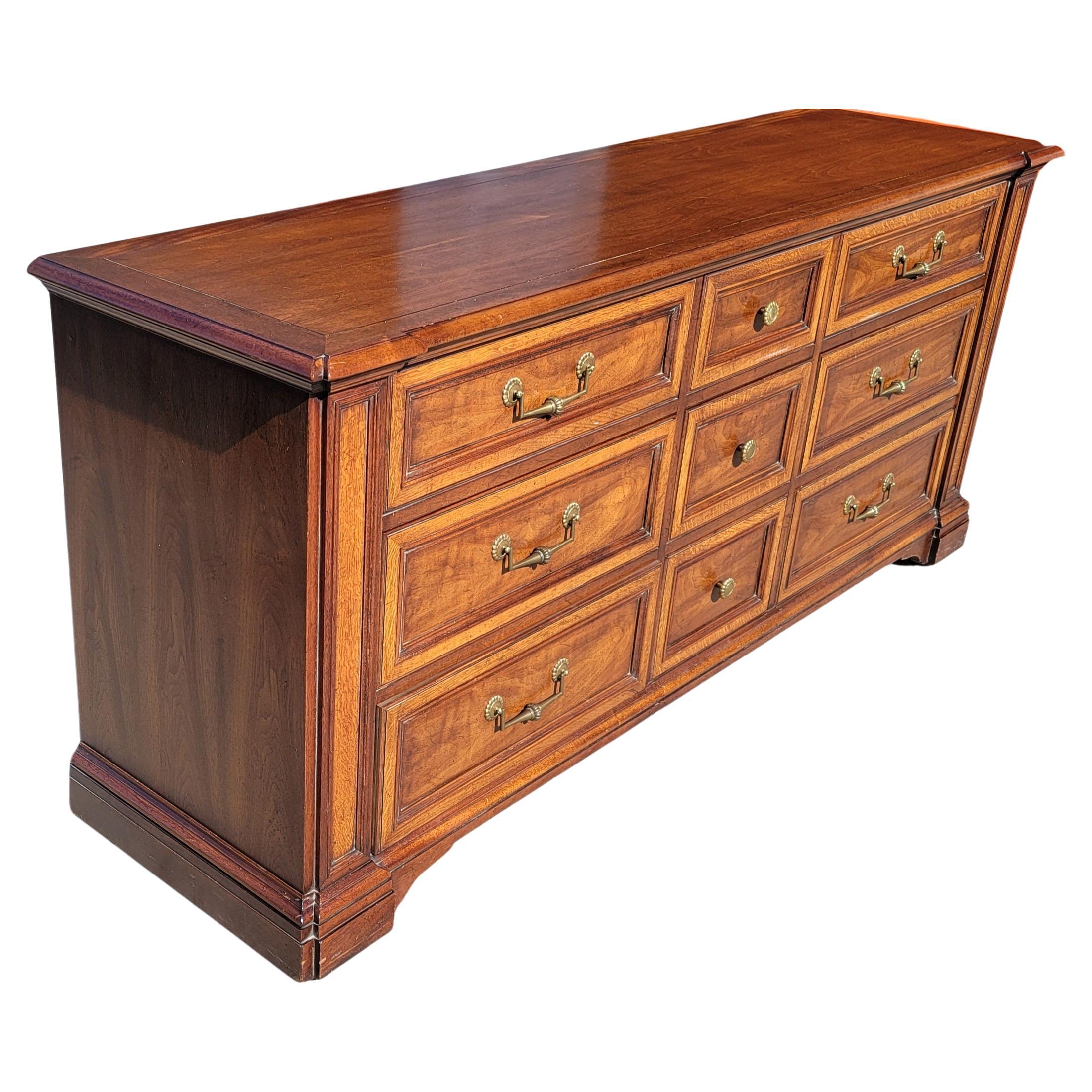 XX secolo Henredon Fine Furniture - Comò triplo a 9 cassetti in noce e Mission Oak in vendita
