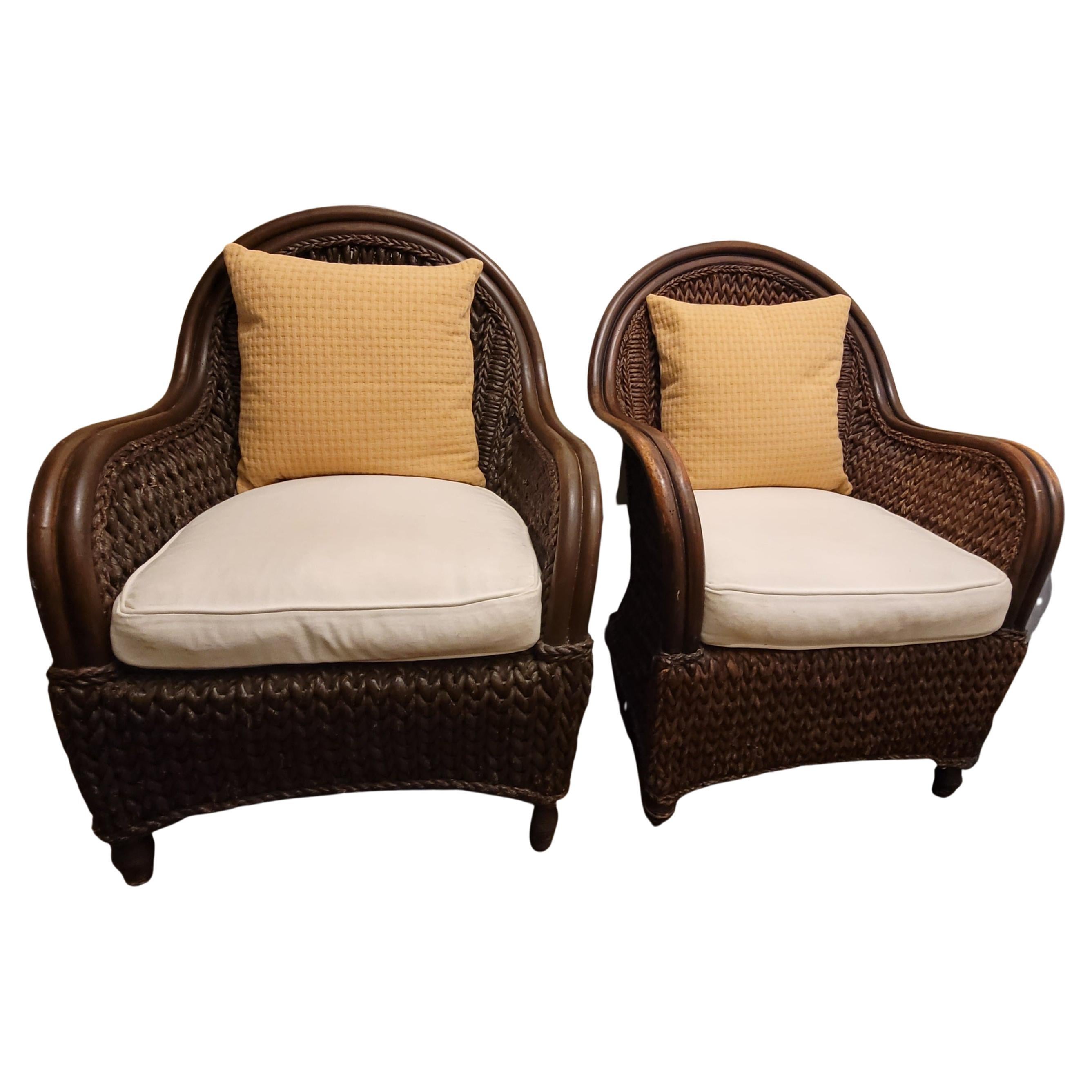 Vintage  chaises longues en rotin et en jonc avec ottoman et coussins en toile. La chaise mesure 30