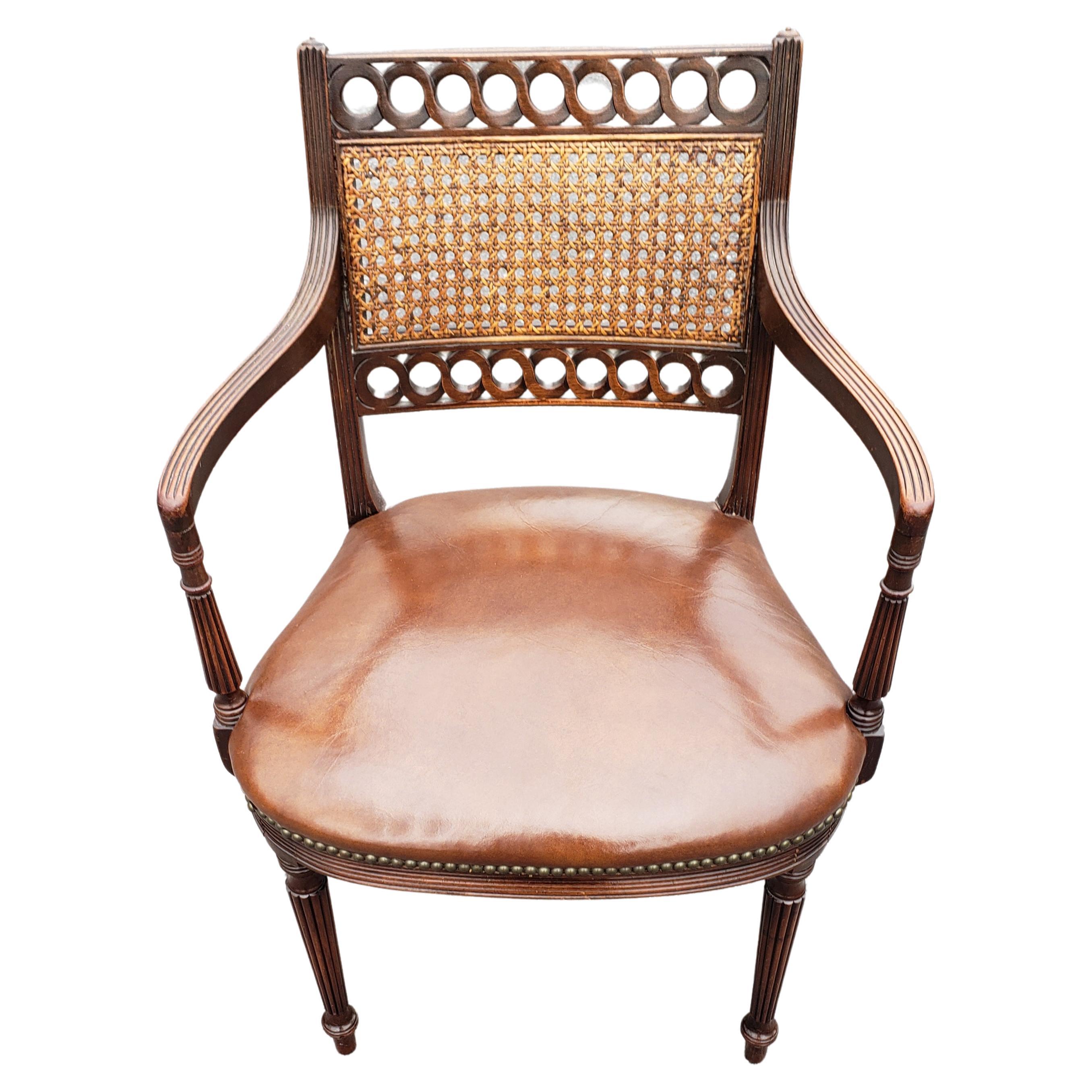Mid-Century Regency Mahagoni Leder Sitz mit Cane Back Sessel in gutem Zustand. Sehr bequem. Der Sitz ist sehr fest und wurde im Laufe der Zeit neu gepolstert.
Maße 24