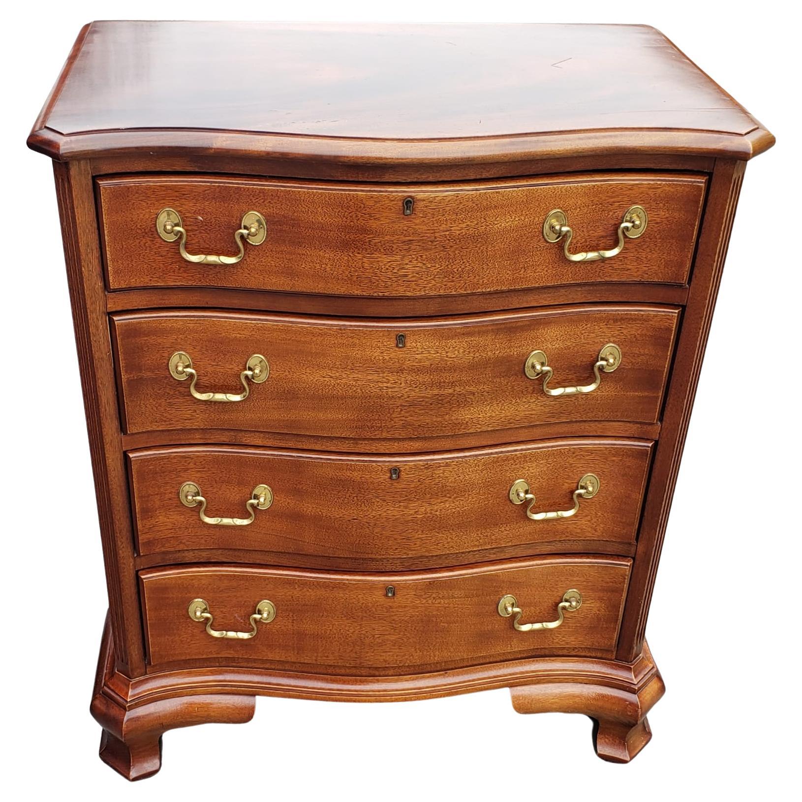 Councill Craftmen Chippendale Mahogany Commode de chevet à tiroir. Construction des tiroirs en queue d'aronde. 
Bon état vintage. Mesurent 26