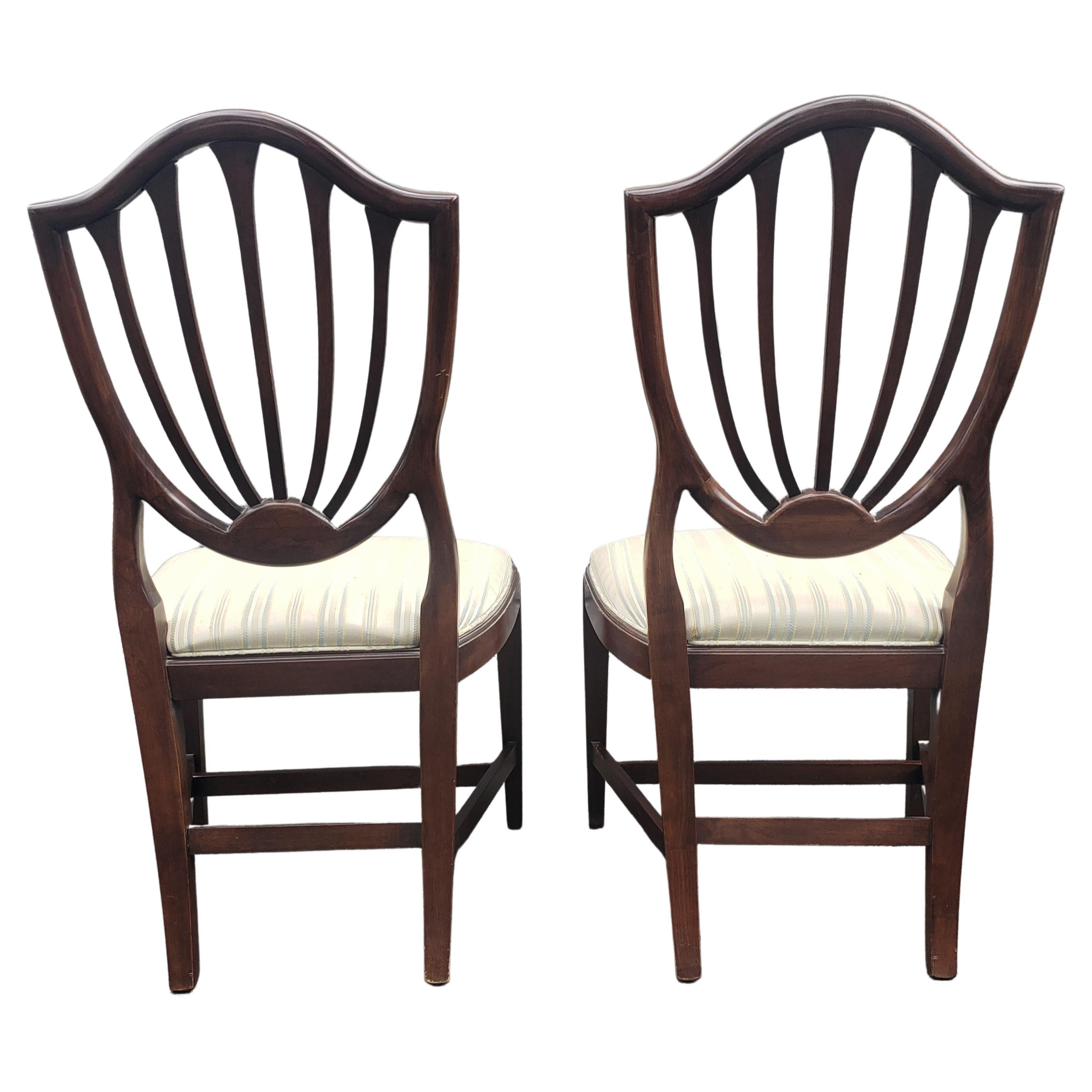 An absolutely gorgeous set of 6 midcentury Ethan Allen Georgian Court Mahogany and Upholstered Shield back dining chairs in great vintage condition. Refinished and reupholstered not long ago. 4 side chairs and 2 captain chairs.
Measures 21