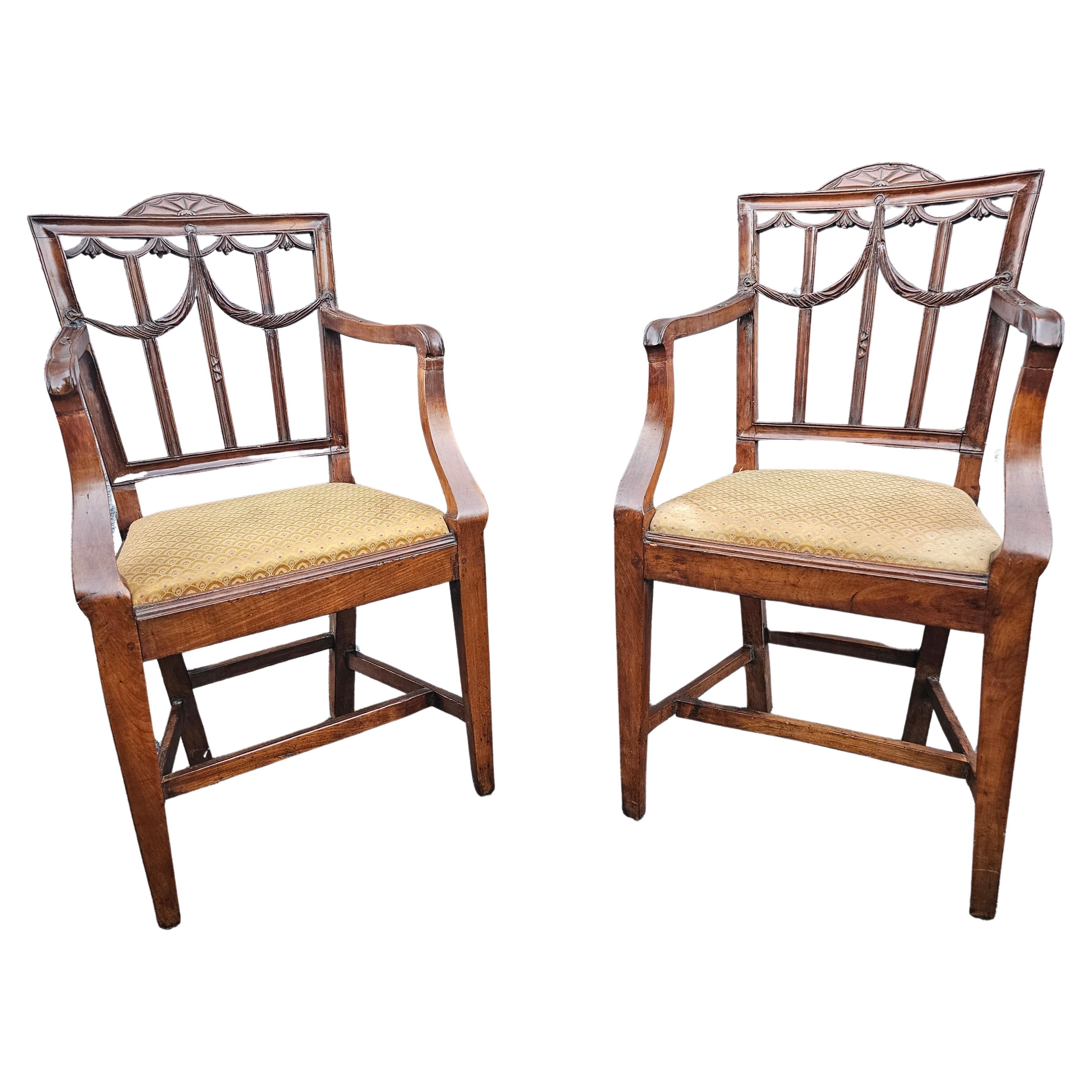 Paire de fauteuils de style George III du 18ème siècle, tapissés de bois mélangé et à dossier bouclier en vente