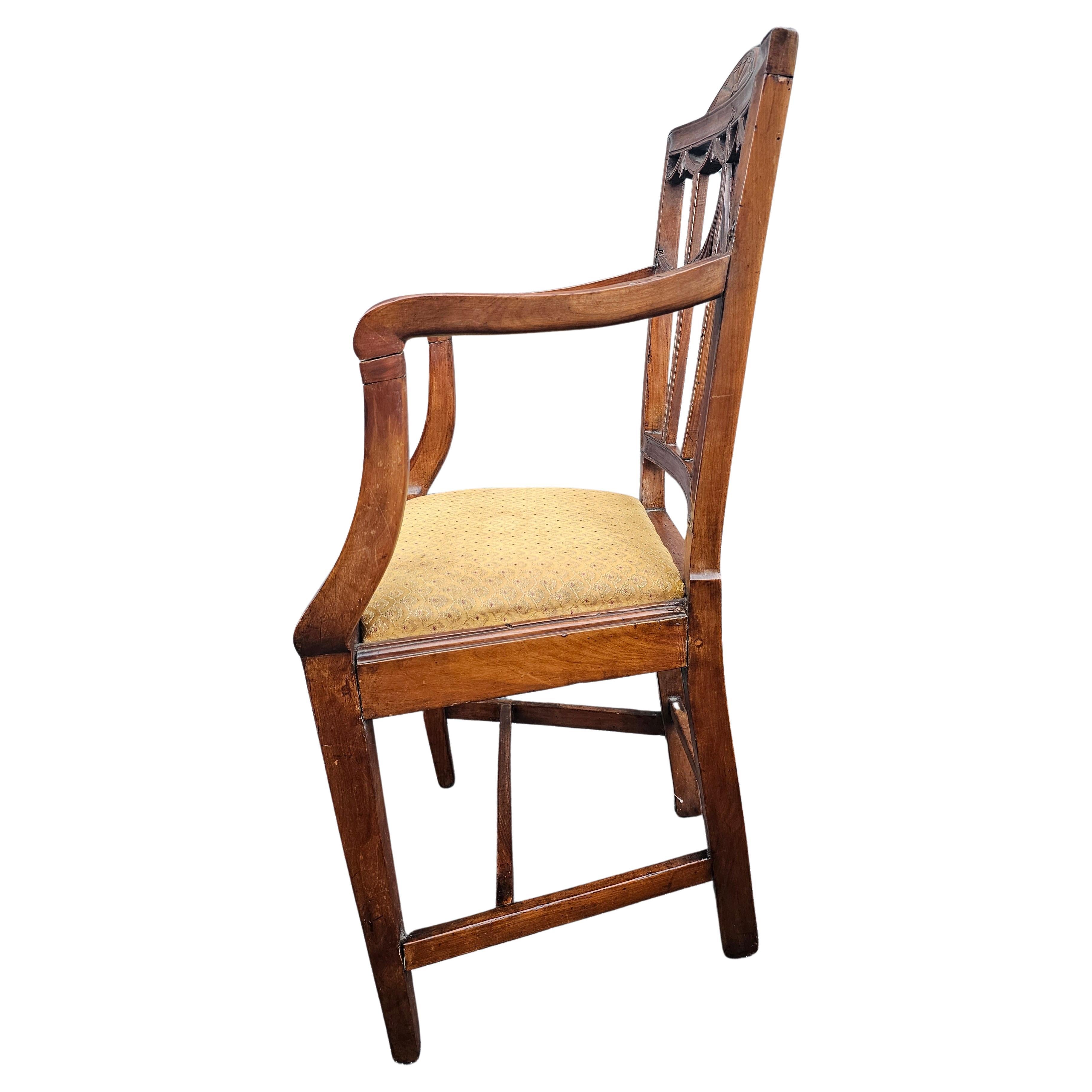 20ième siècle Paire de fauteuils de style George III du 18ème siècle, tapissés de bois mélangé et à dossier bouclier en vente