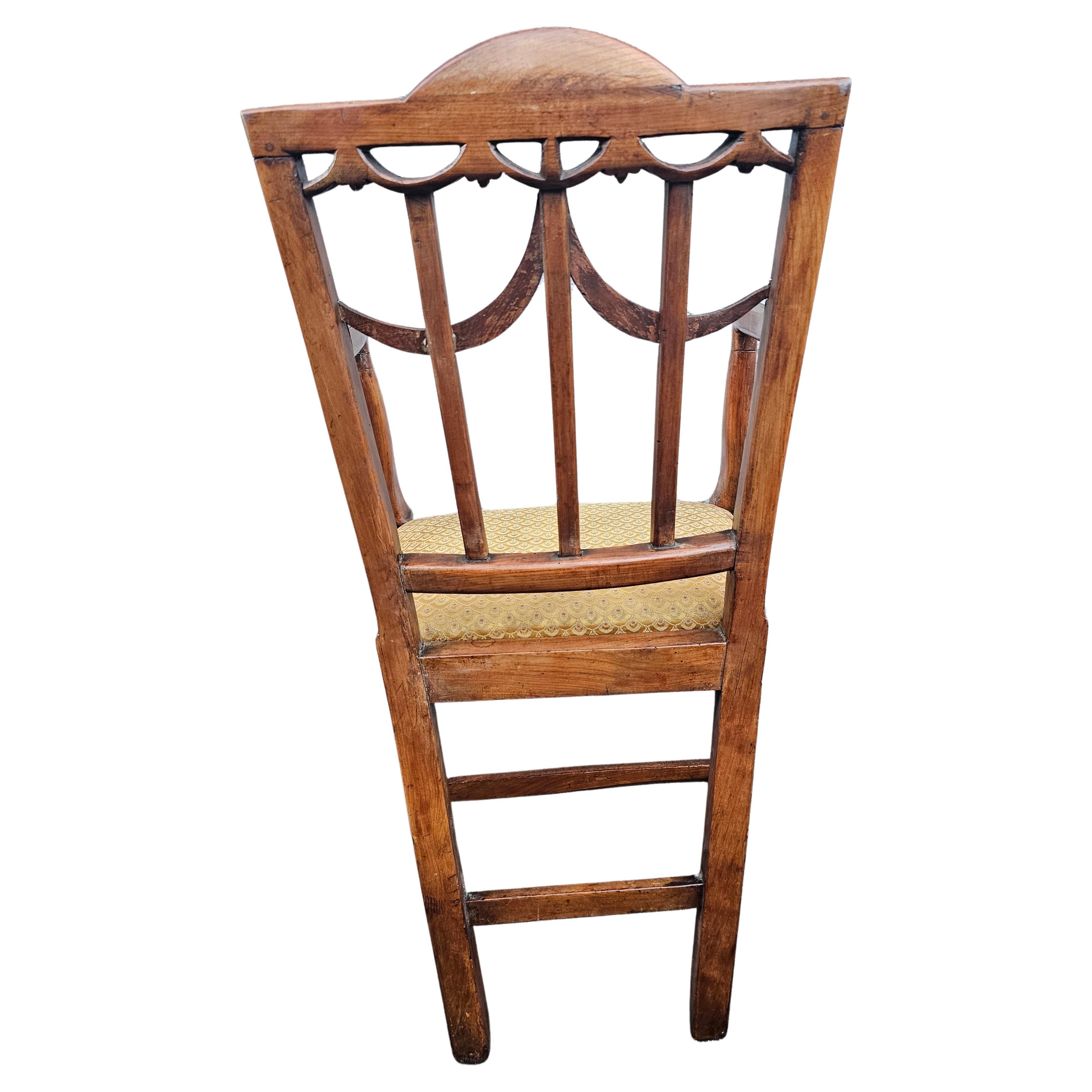 Américain Paire de fauteuils de style George III du 18ème siècle, tapissés de bois mélangé et à dossier bouclier en vente