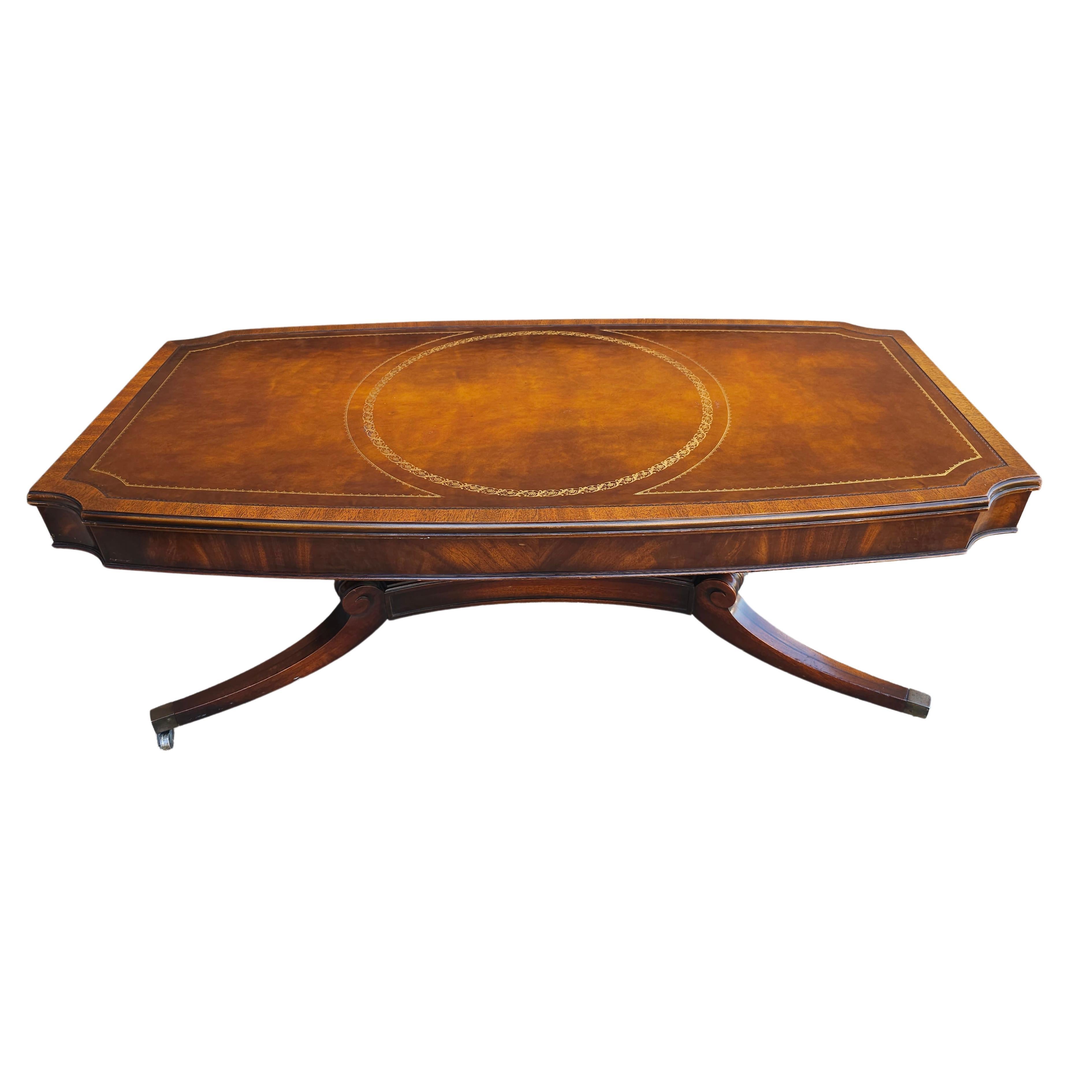 Table basse en acajou avec plateau en cuir Weiman Regency Hollywood, milieu de siècle en vente