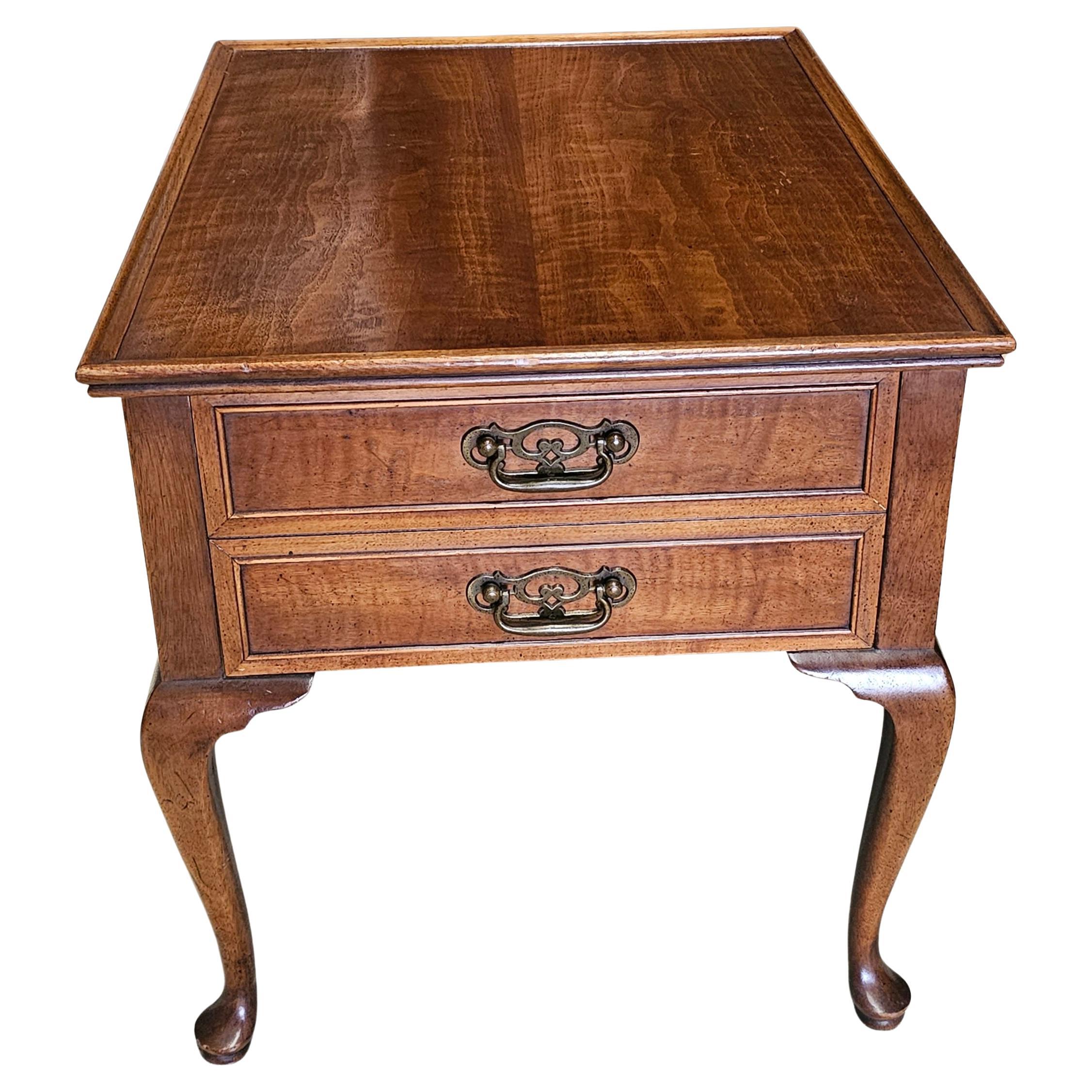 Mesa auxiliar de caoba estilo Queen Anne Henredon