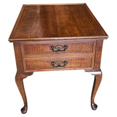 Mesa auxiliar de caoba estilo Queen Anne Henredon