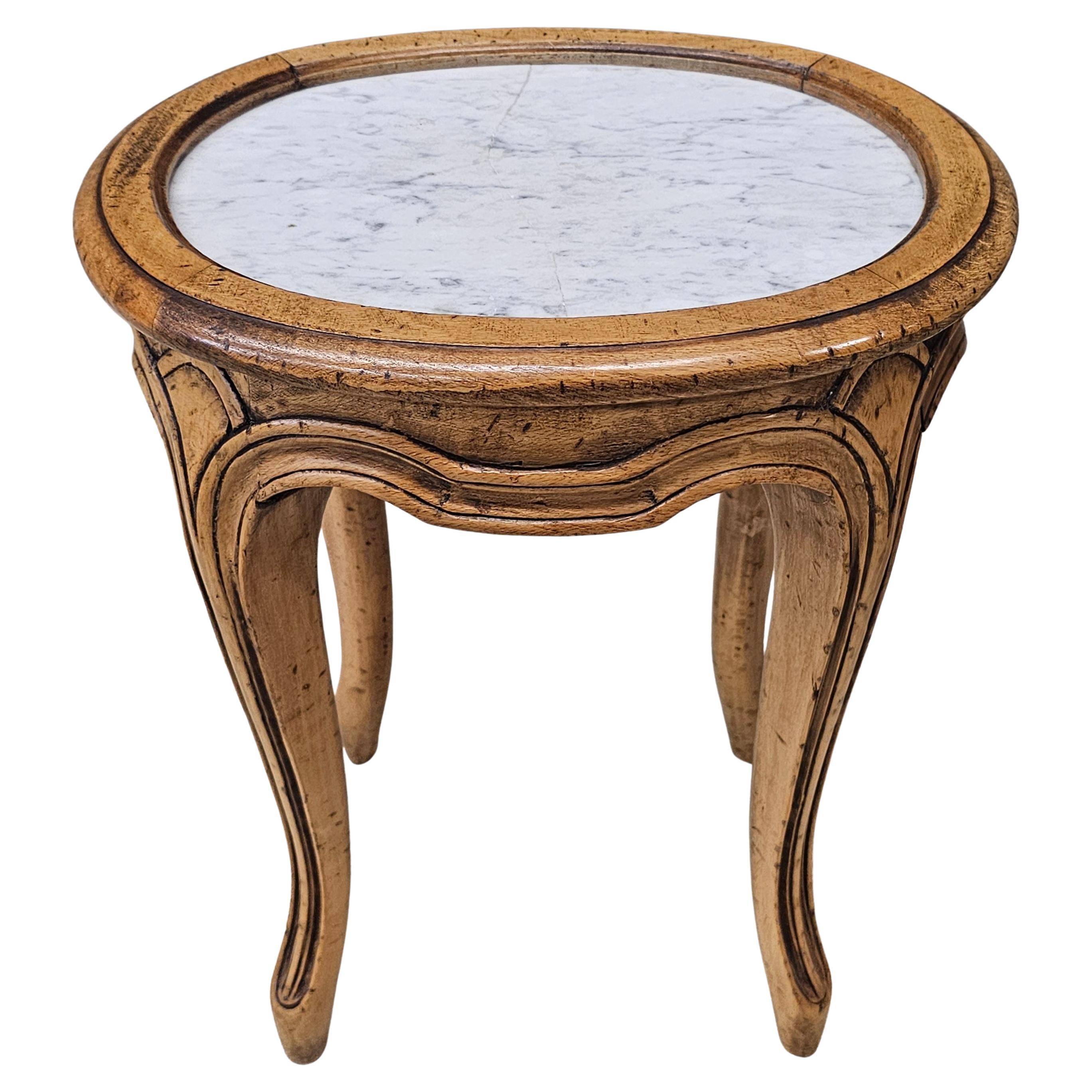 Provincial français du milieu du siècle  Table d'appoint à bougies en bois de fruitier et marbre