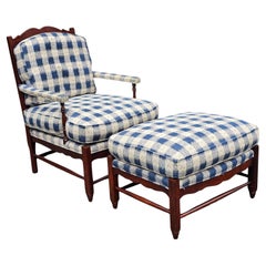 Hickory Chair Colonial Revival in ciliegio e set di poltrone e ottomani imbottiti