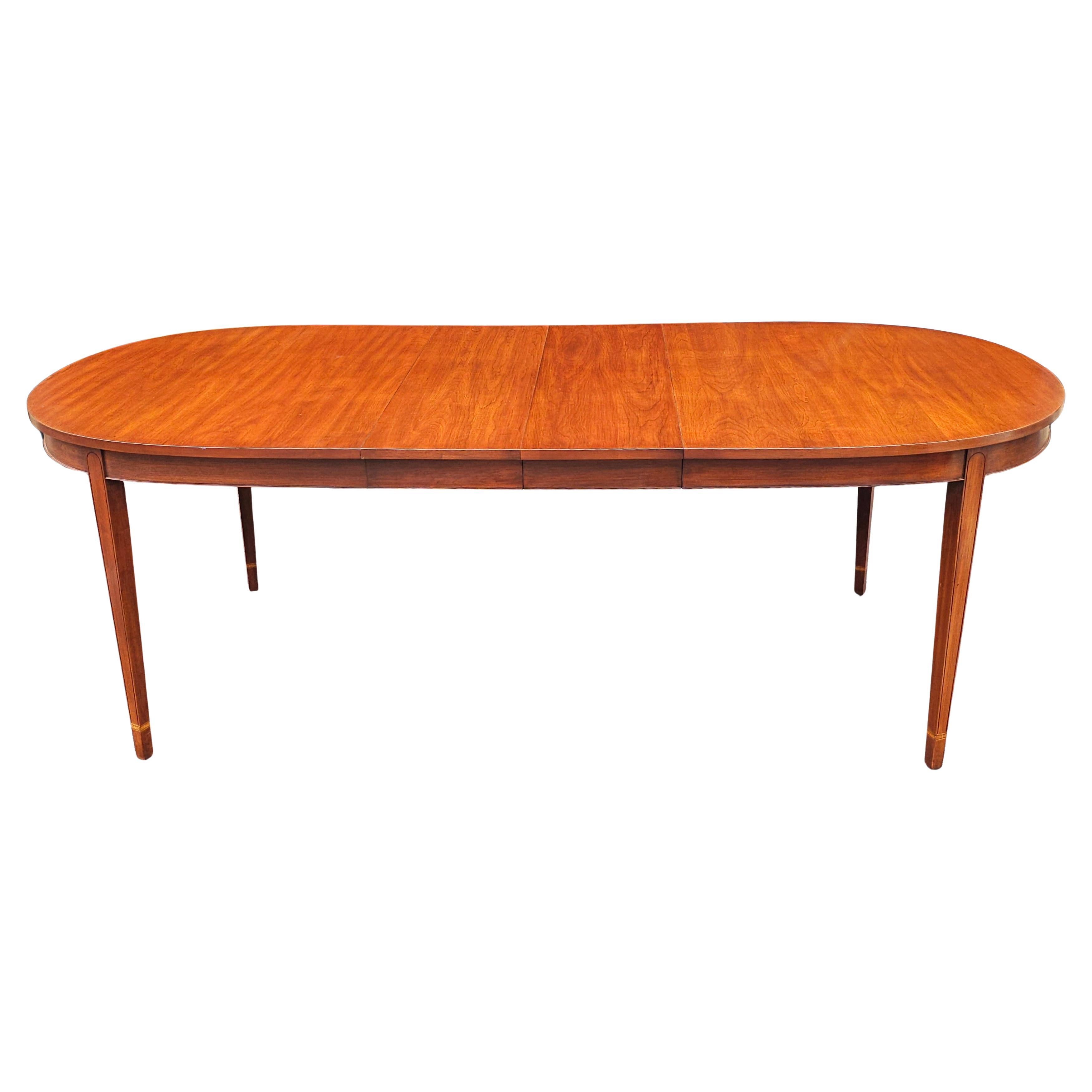 Table de salle à manger à rallonge en cerisier massif avec trois abattants, style Feder, de Harris
Excellent Vintage By avec des pieds incrustés de façon artisanale. Chaque feuille mesure 12