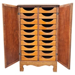 Misouri Furniture Mueble notarial francés de dos puertas de caoba de mediados de siglo