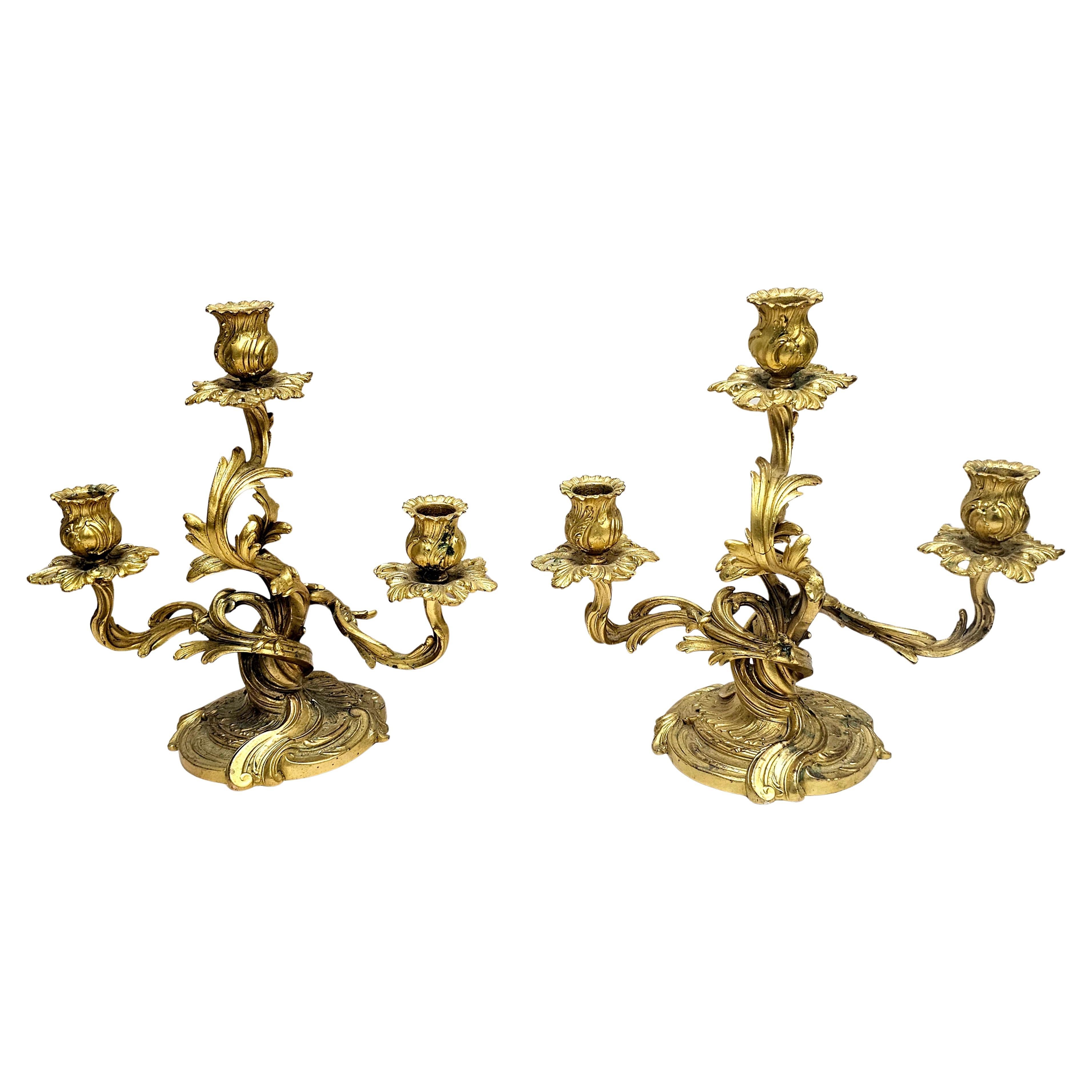 Pareja de candelabros de tres luces dorados de estilo rococó del siglo XX