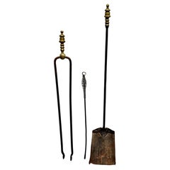Set di tre strumenti per caminetto in ottone e ferro dei primi anni dell'America.