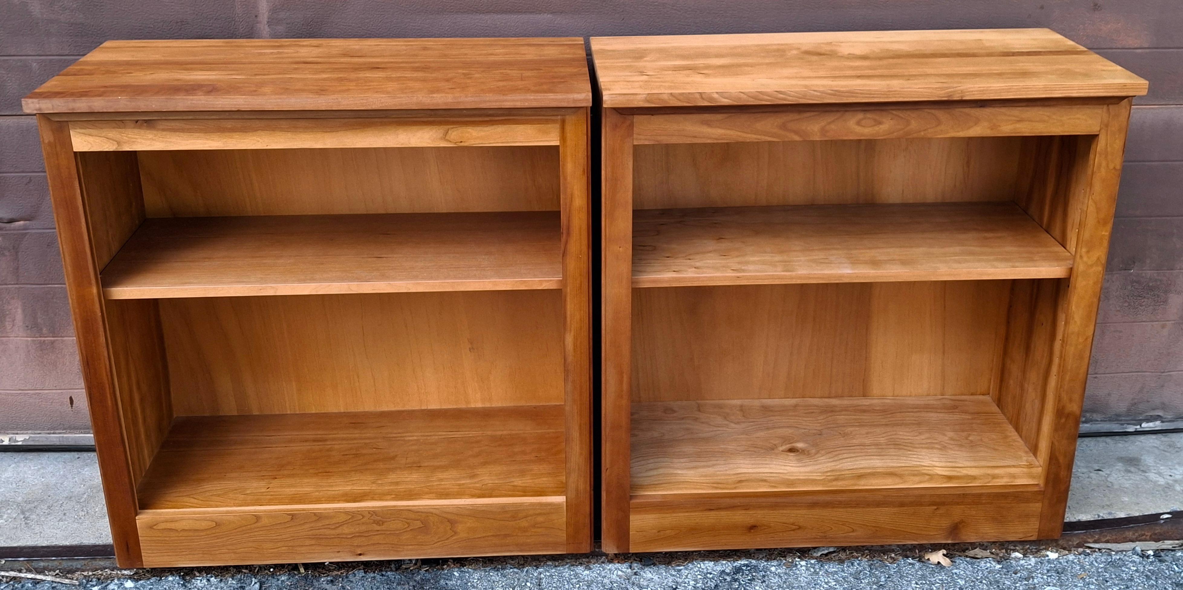 Classique américain Fin du 20e siècle, bibliothèque à étagères basses réglables en bois de fruitier contemporain en vente