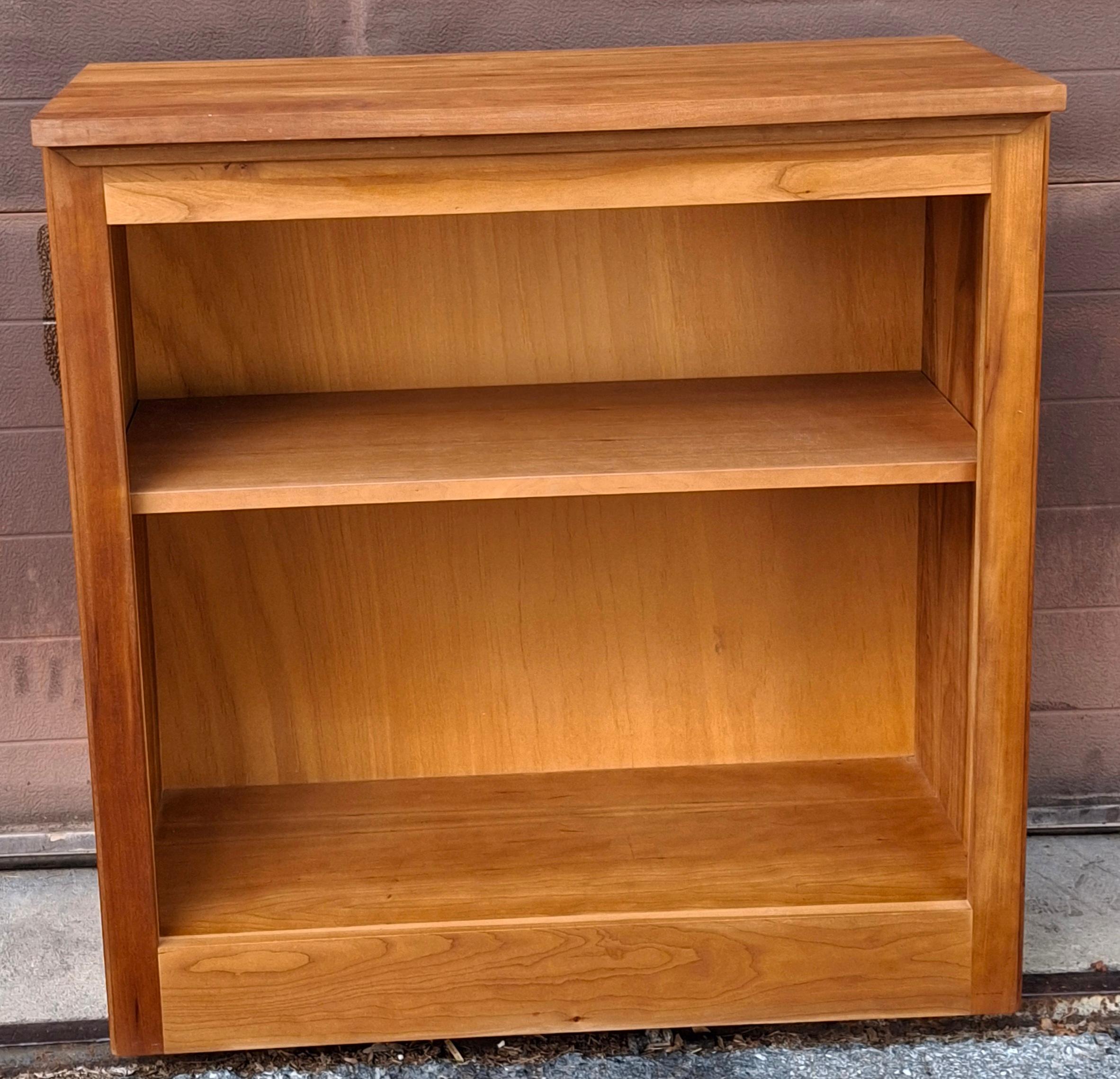 20ième siècle Fin du 20e siècle, bibliothèque à étagères basses réglables en bois de fruitier contemporain en vente