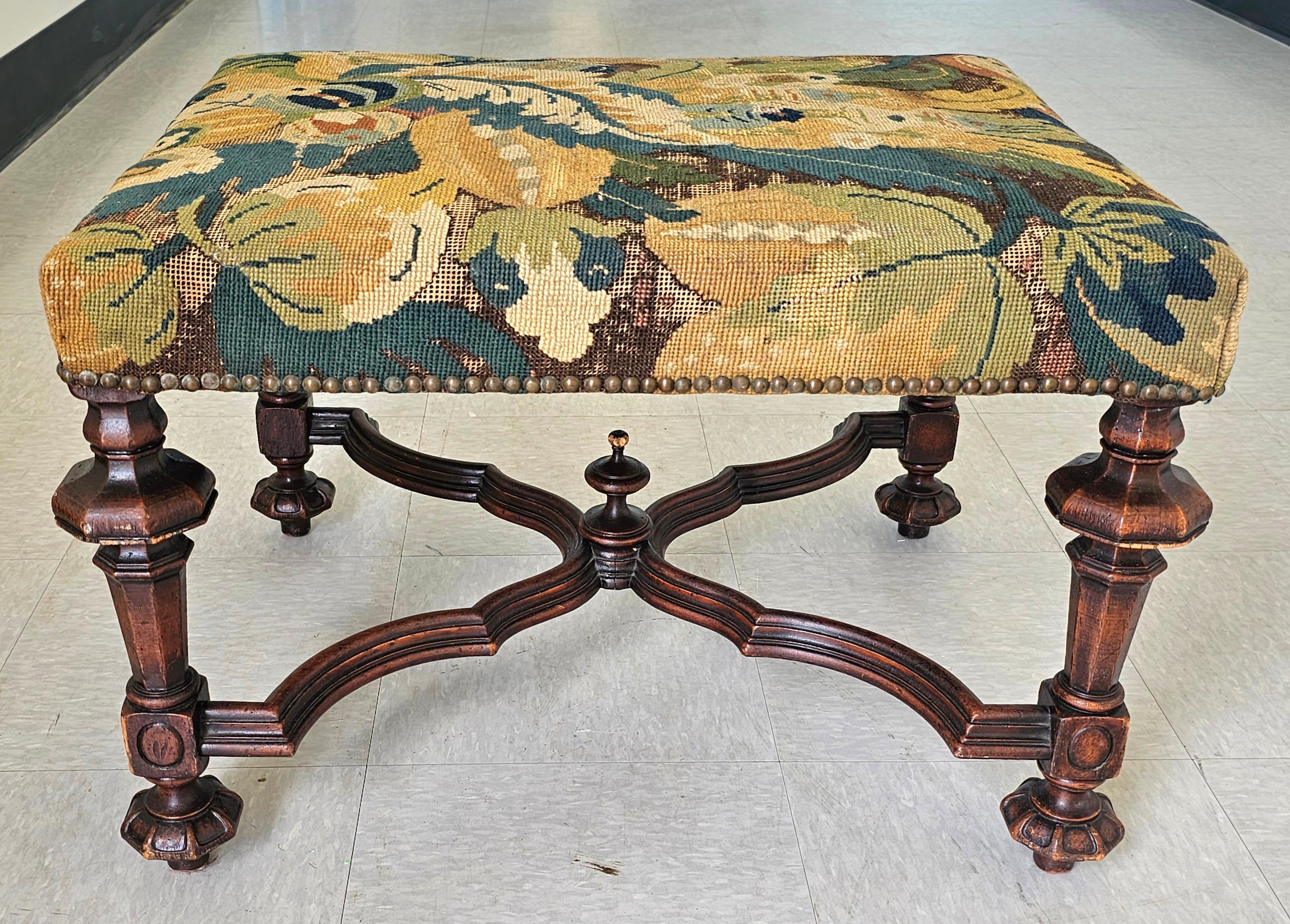Panca imbottita in legno intagliato e agugliato in stile William & Mary della fine del XIX secolo con rifiniture in ottone.
Misura 25,25
