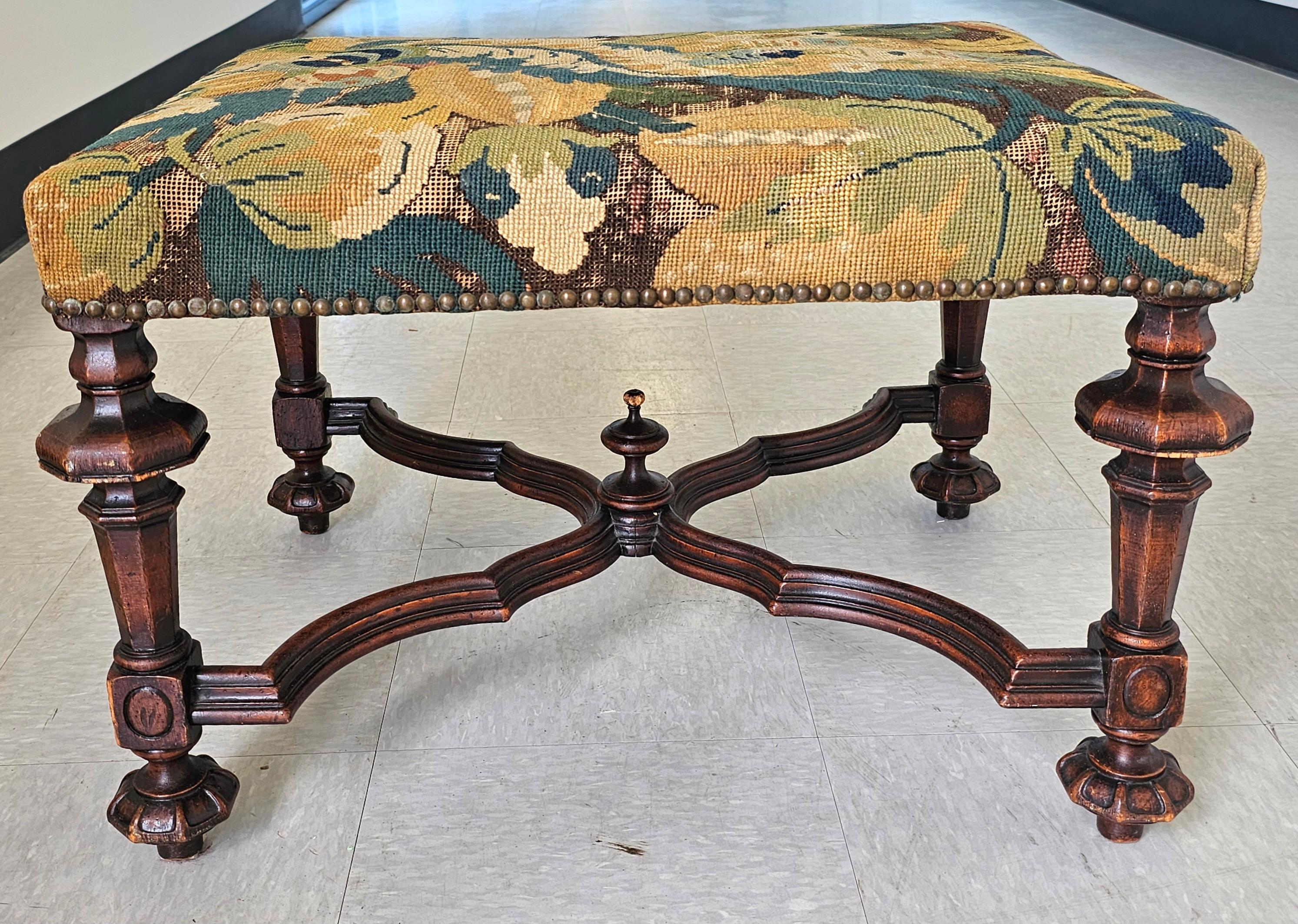 William and Mary Panchina imbottita in legno intagliato e agugliato in stile William & Mary con rifiniture in chiodo in vendita