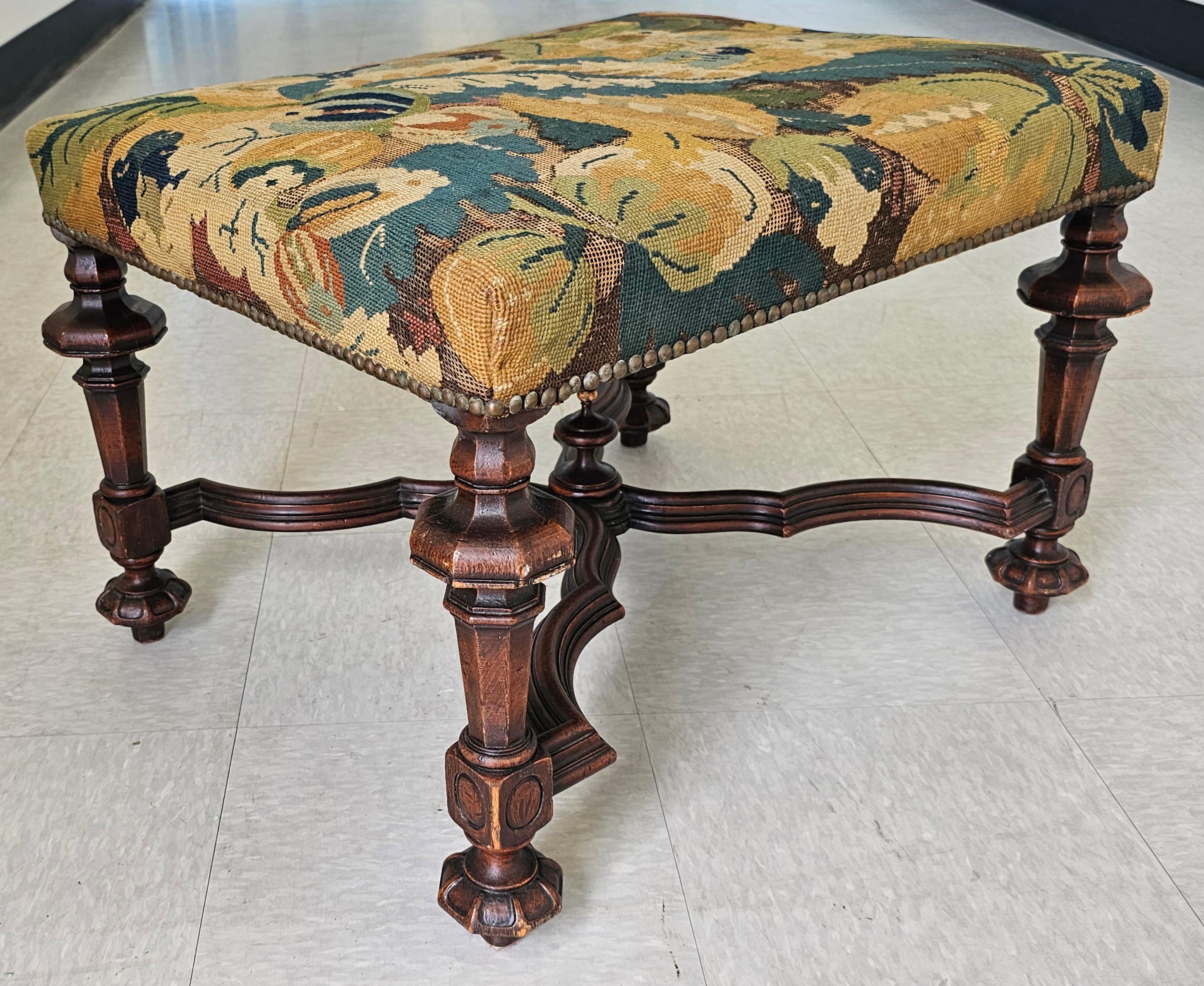 Fatto a mano Panchina imbottita in legno intagliato e agugliato in stile William & Mary con rifiniture in chiodo in vendita
