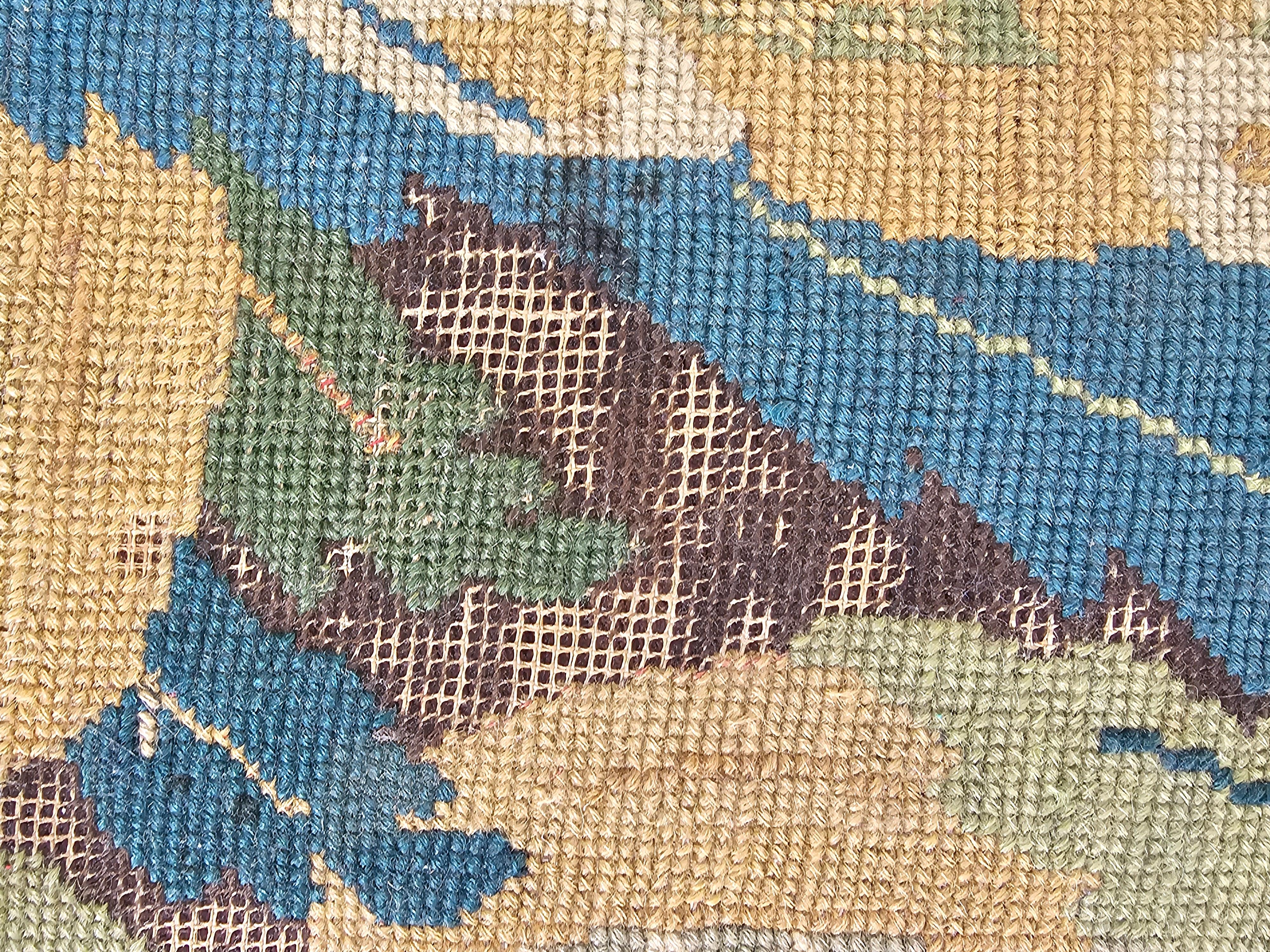 Panchina imbottita in legno intagliato e agugliato in stile William & Mary con rifiniture in chiodo in vendita 2