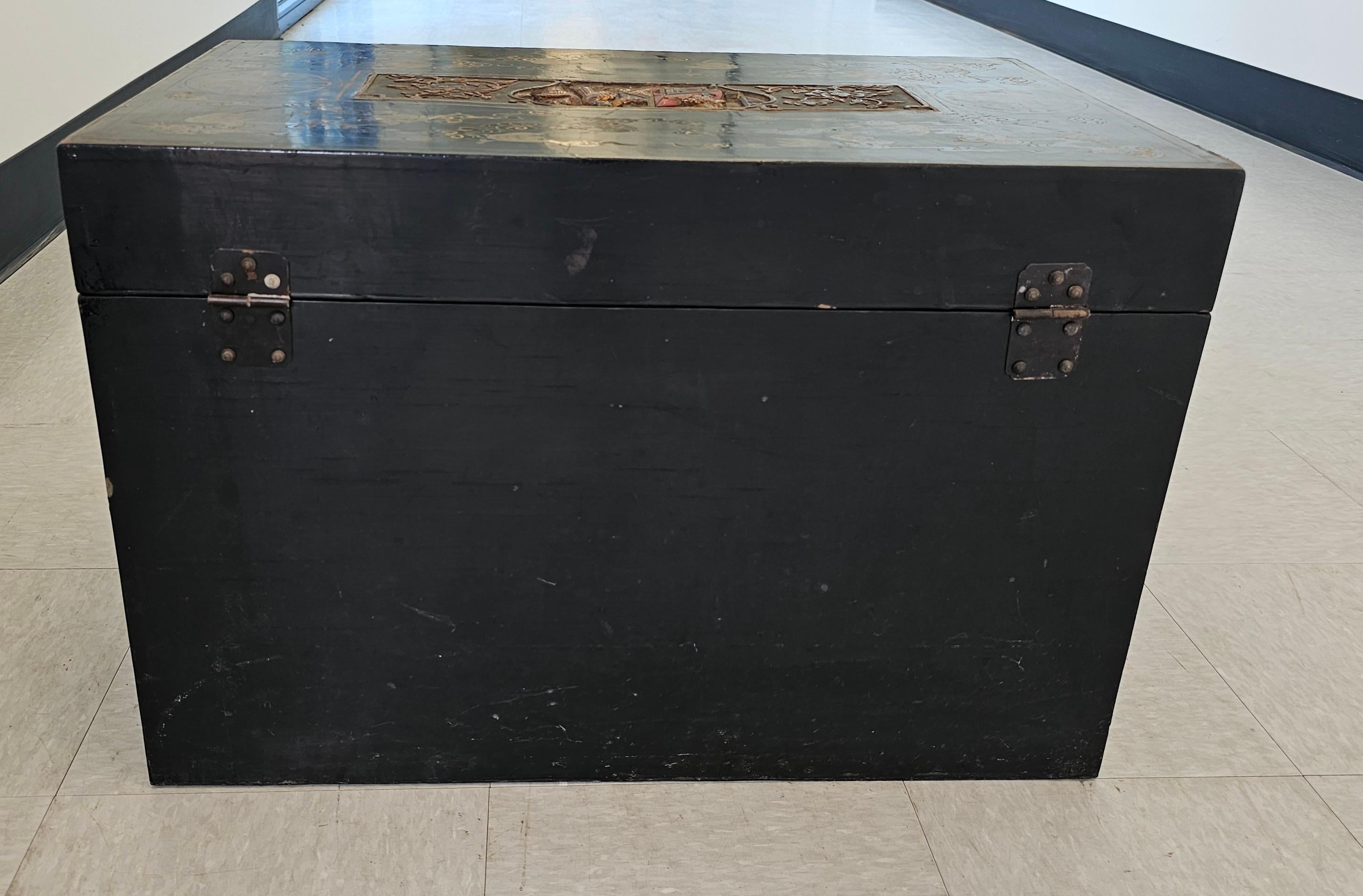 Chinese Late Qing Dynasty Ebonized and Partial Gilt Decorated Packing Trunk For Sale 1