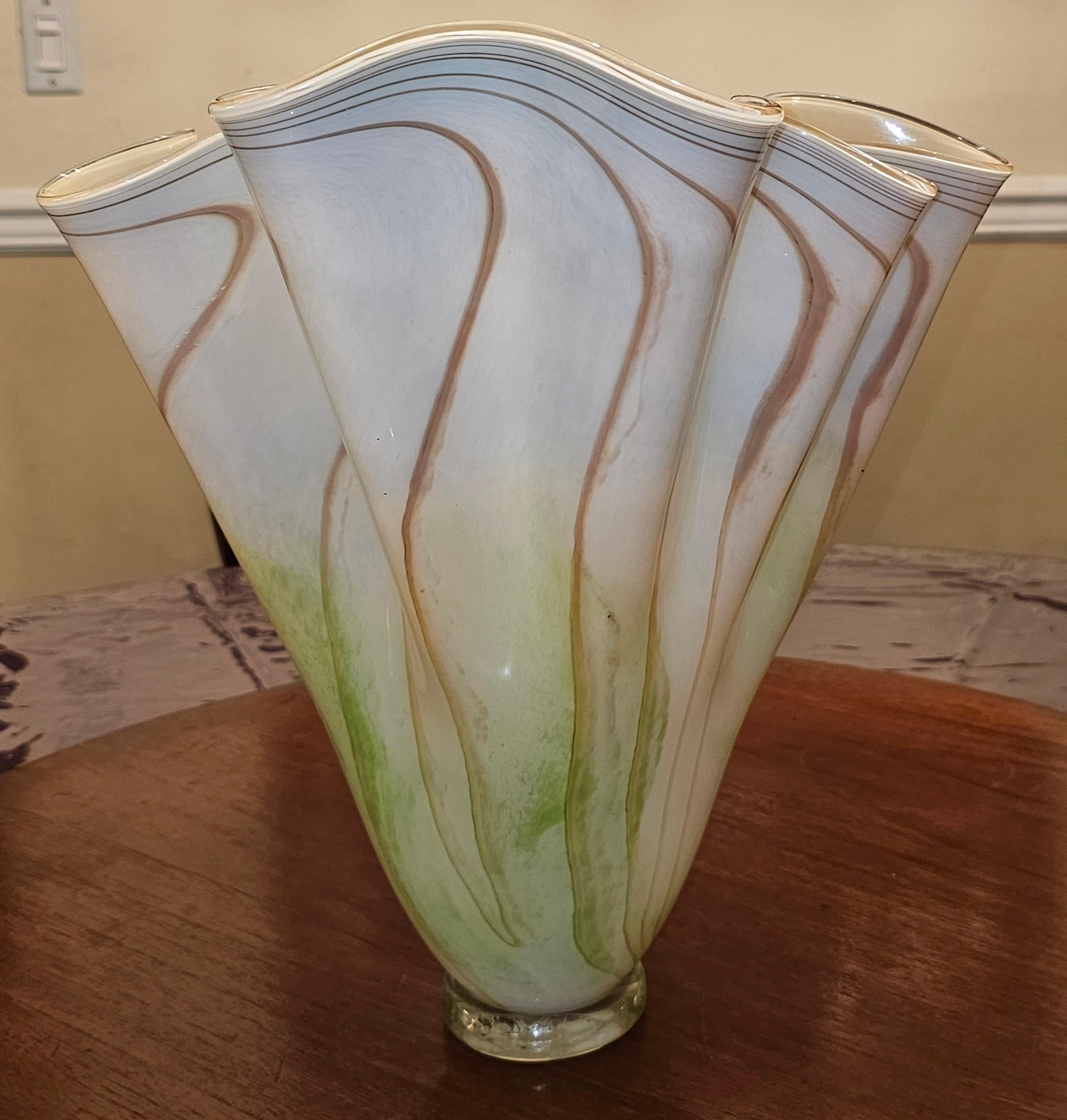 Vase à volants en verre d'art Michael Nourot (Américain, 1949-2015) - Signé, commande spéciale réalisée pour Thalia et Larry Punt le 18 juin 1999.
Unique, Original. Fabriqué et façonné à la main. Ce vase est unique et ne peut être reproduit. Pas
