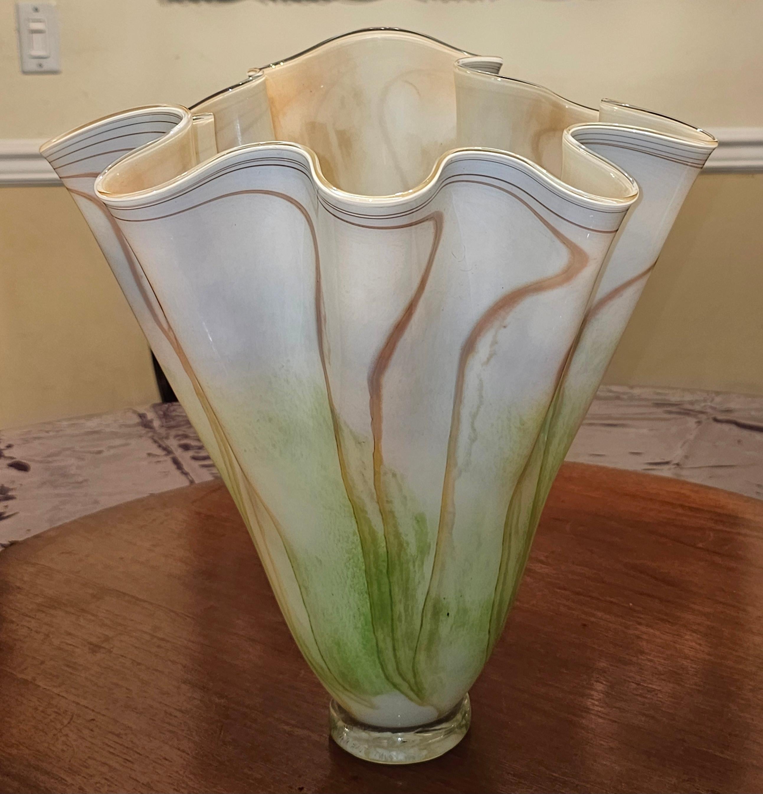 Néo-égyptien Vase à volants en verre d'art Michael Nourot de 16