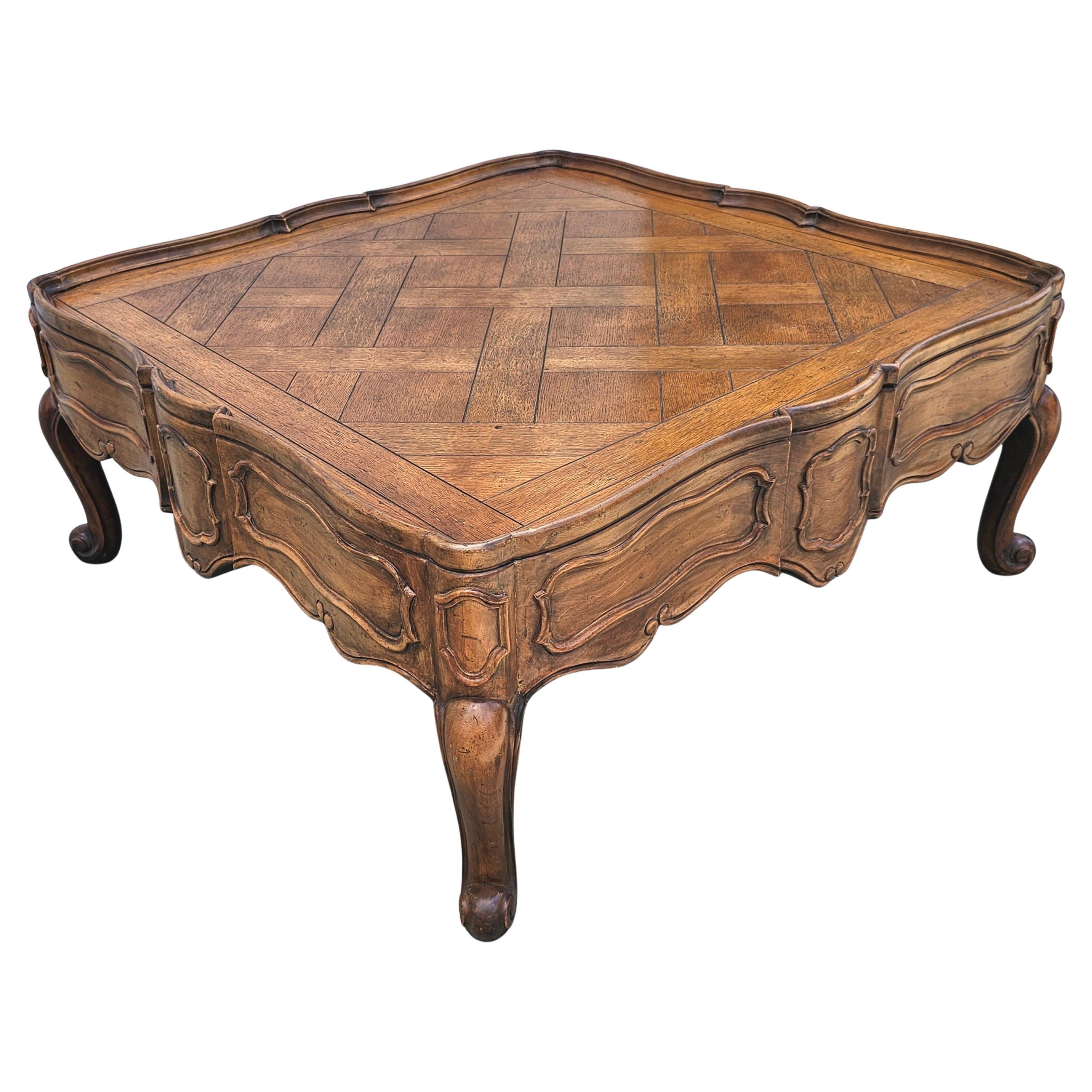 Tavolino da caffè in noce intarsiato in stile provinciale francese di Baker Furniture in vendita