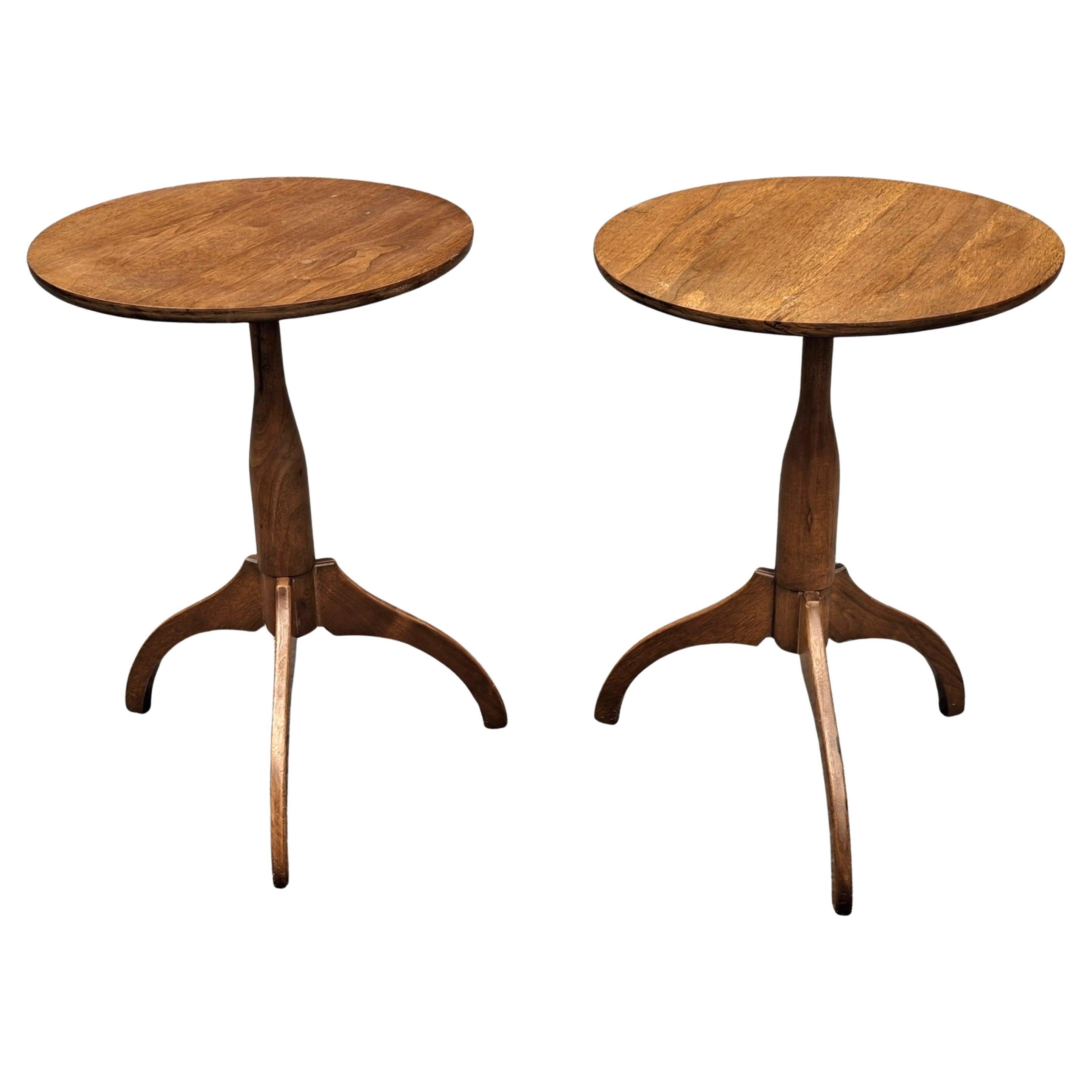 Pareja de mesas auxiliares con pedestal de araña de nogal macizo teñido del s. XX Candelabros