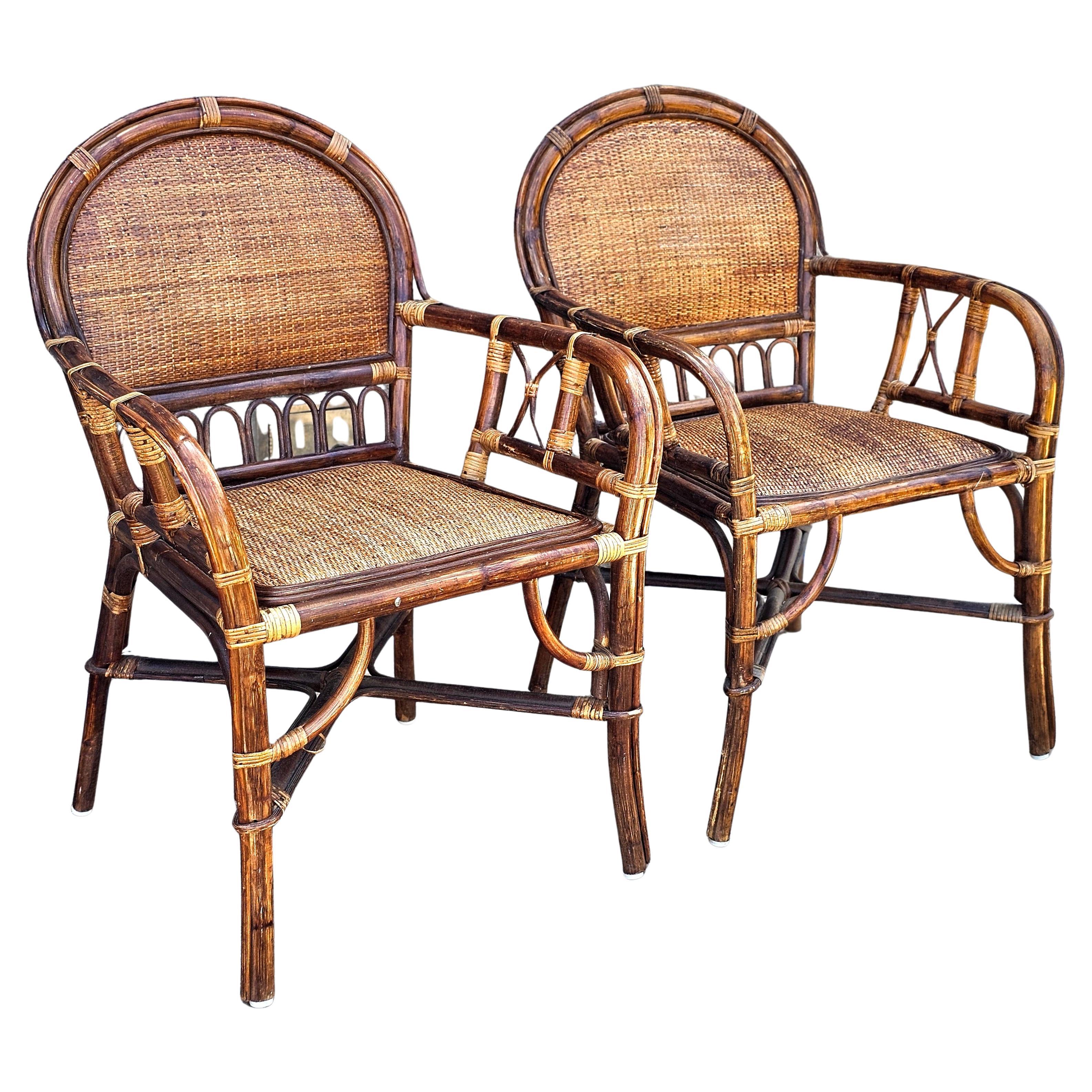 Rotin Paire de fauteuils à assise et dossier en rotin tressé et rembourré de couleur marron en vente