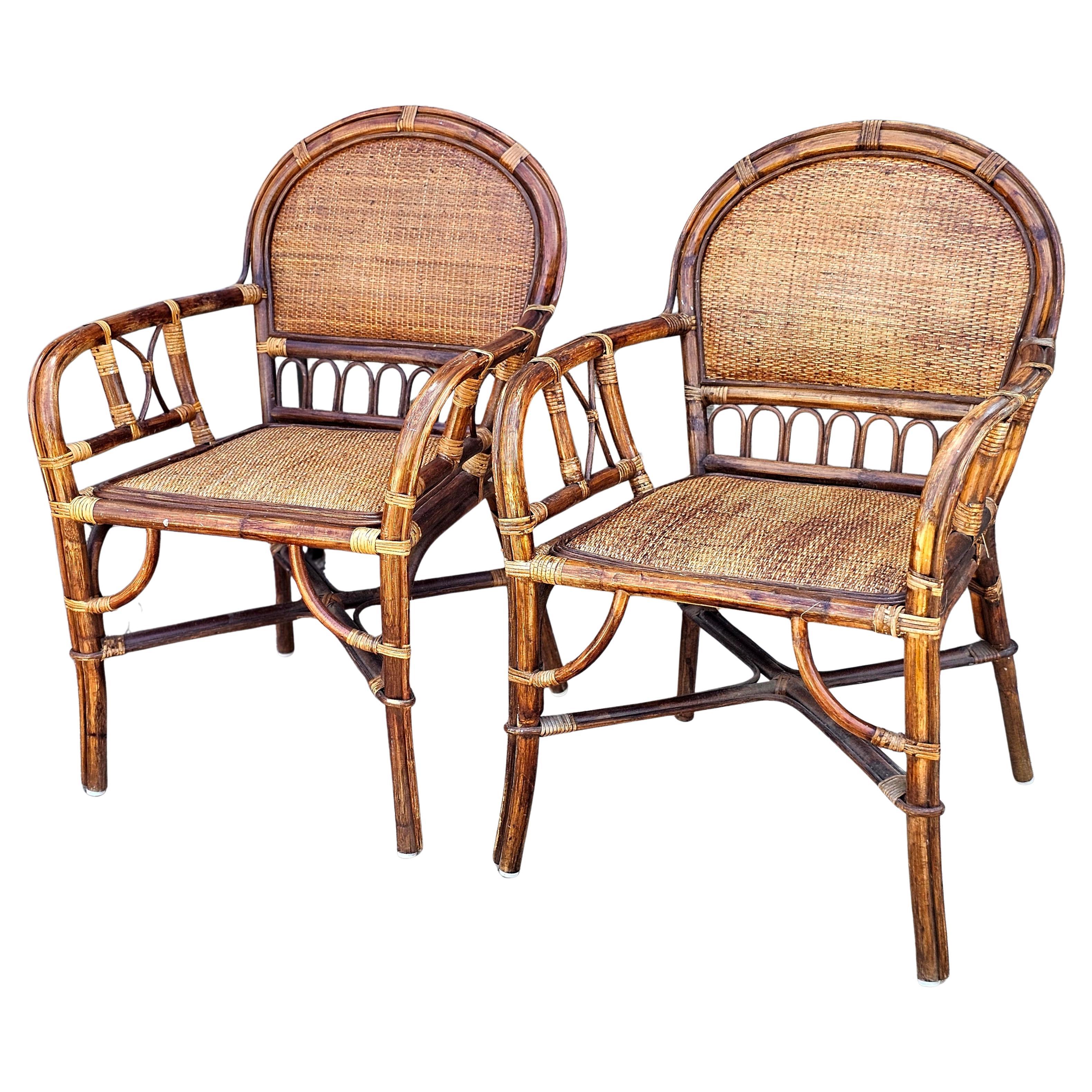 20ième siècle Paire de fauteuils à assise et dossier en rotin tressé et rembourré de couleur marron en vente