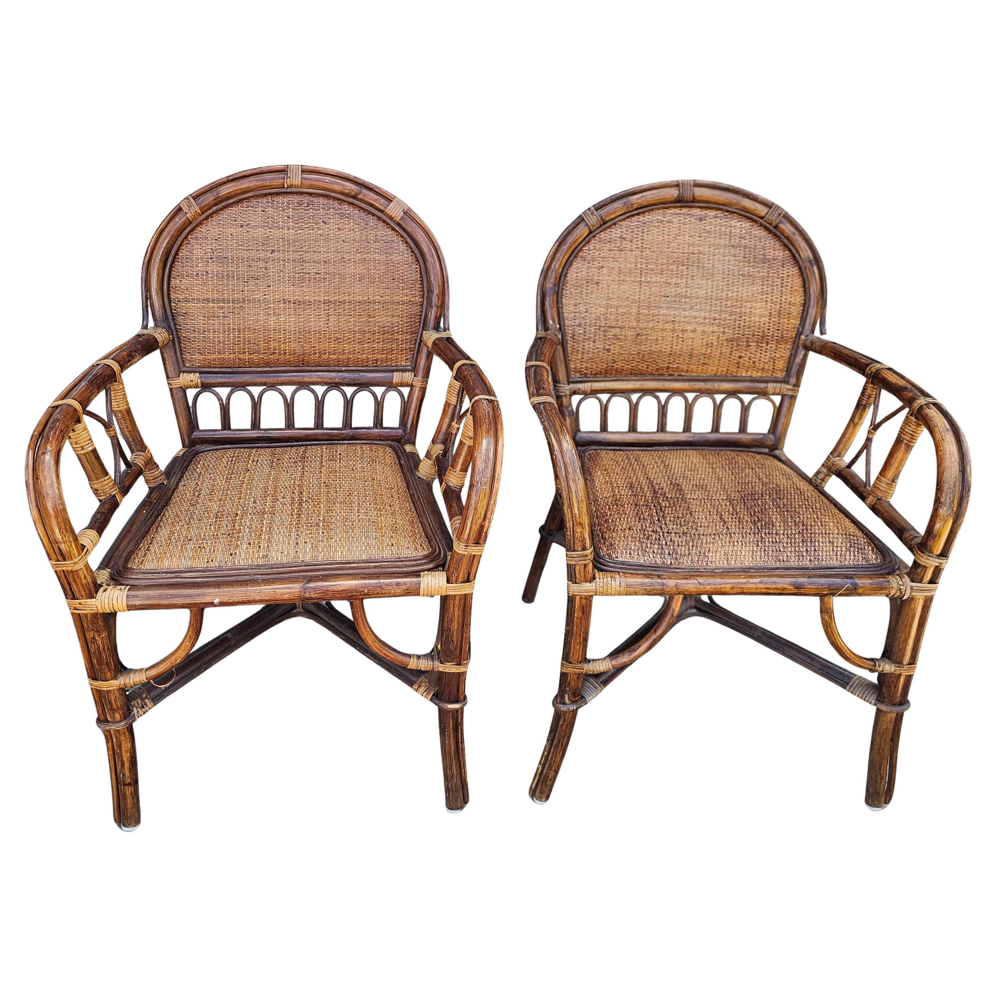 Paire de fauteuils à assise et dossier en rotin tressé et rembourré de couleur marron Bon état - En vente à Germantown, MD