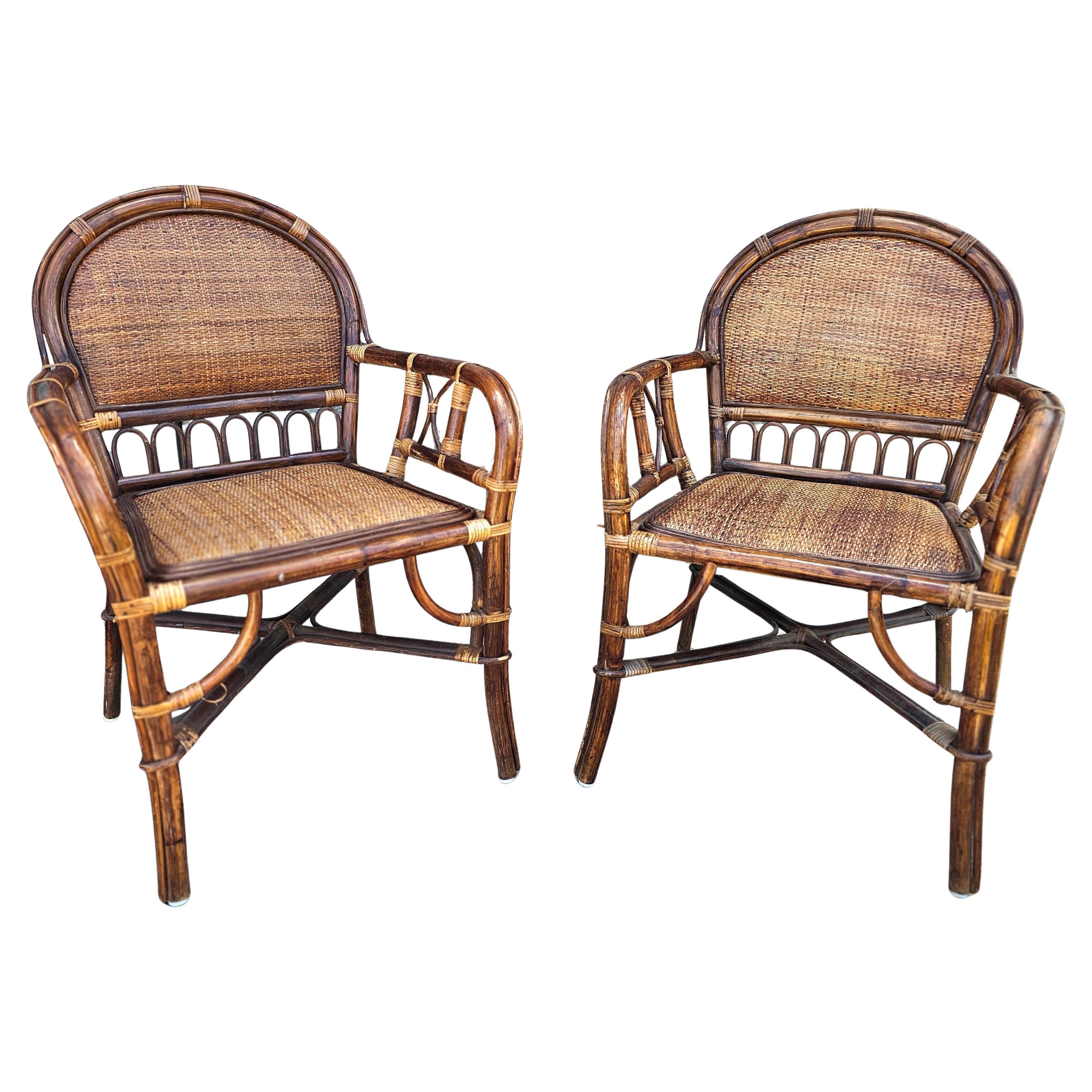 Fait main Paire de fauteuils à assise et dossier en rotin tressé et rembourré de couleur marron en vente