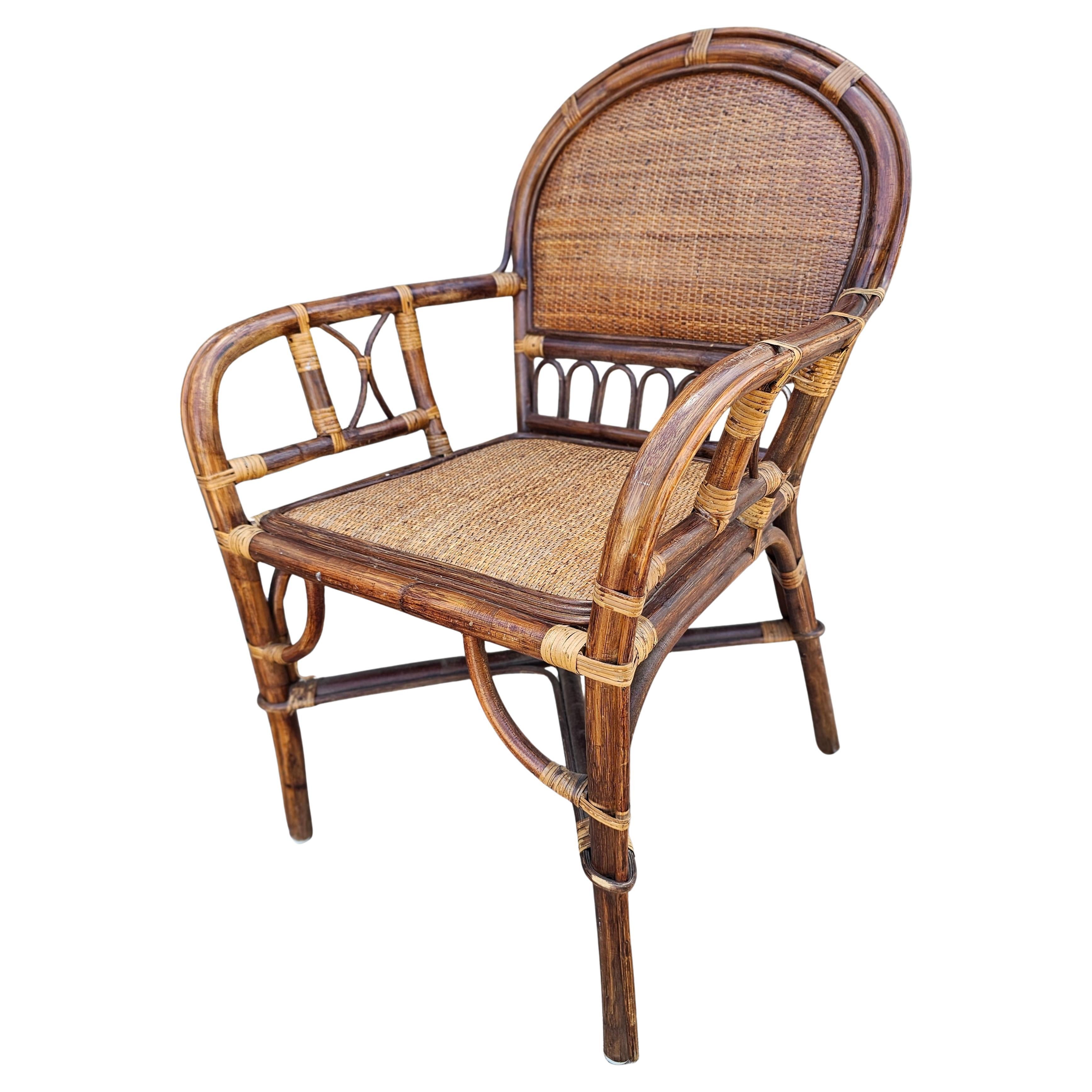 Mid-Century Modern Paire de fauteuils à assise et dossier en rotin tressé et rembourré de couleur marron en vente