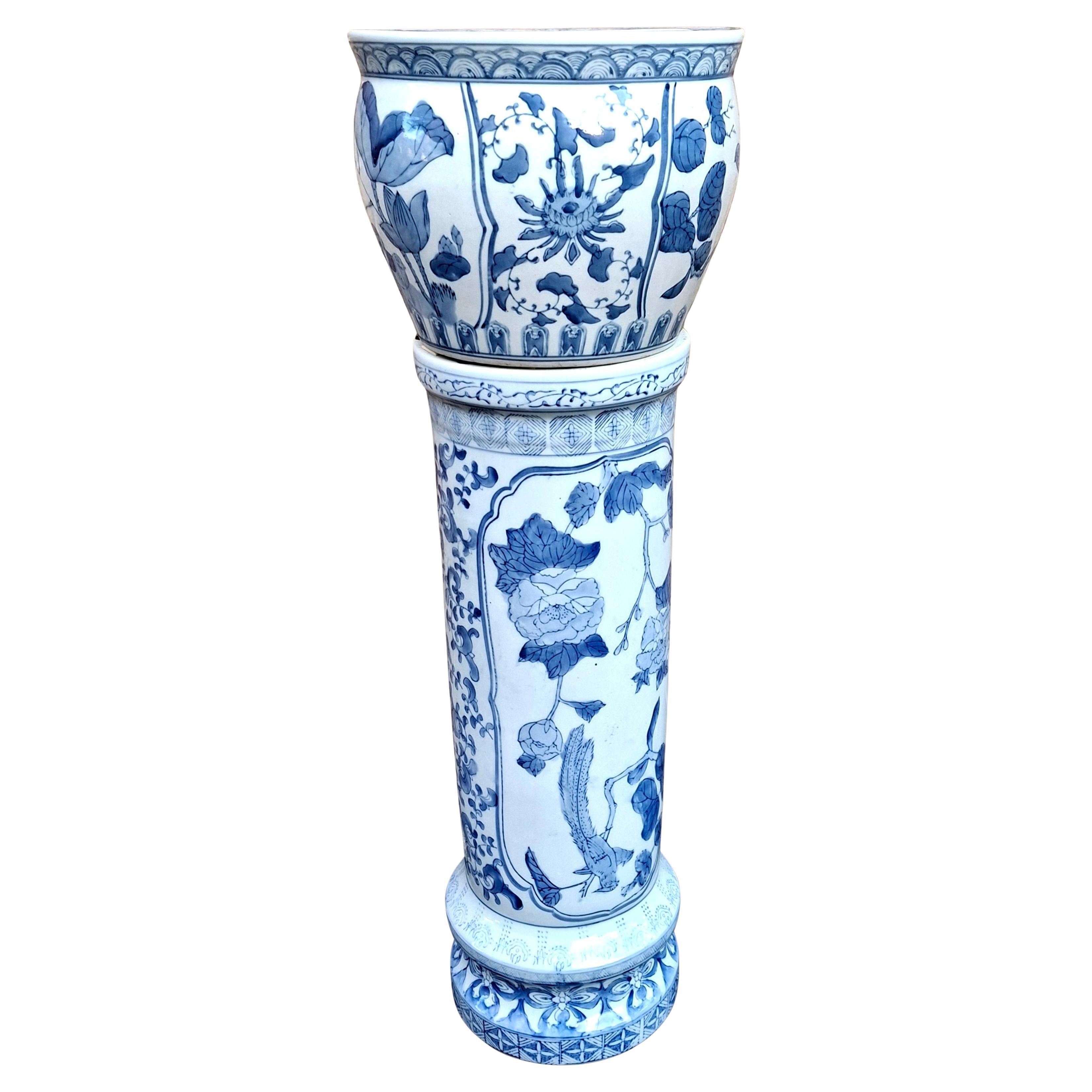 Vaso e piedistallo in porcellana cinese blu e bianca della metà del secolo, un set in vendita