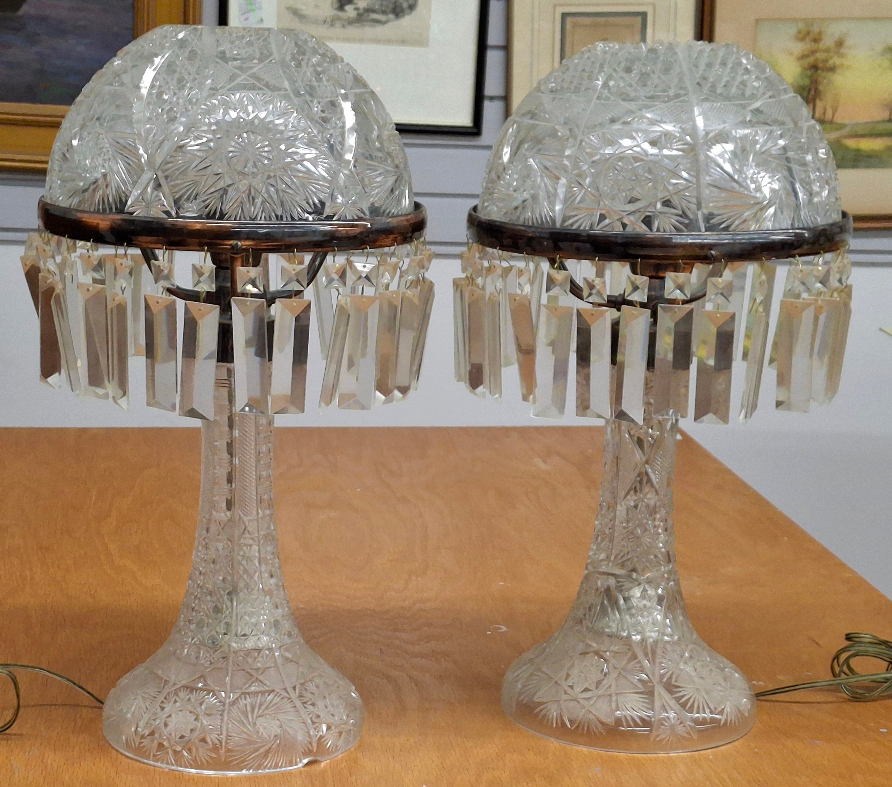 Una magnifica coppia di lampade da tavolo americane in cristallo tagliato a brillante 'Mushroom' nel modello Harvard.
Misure: 10