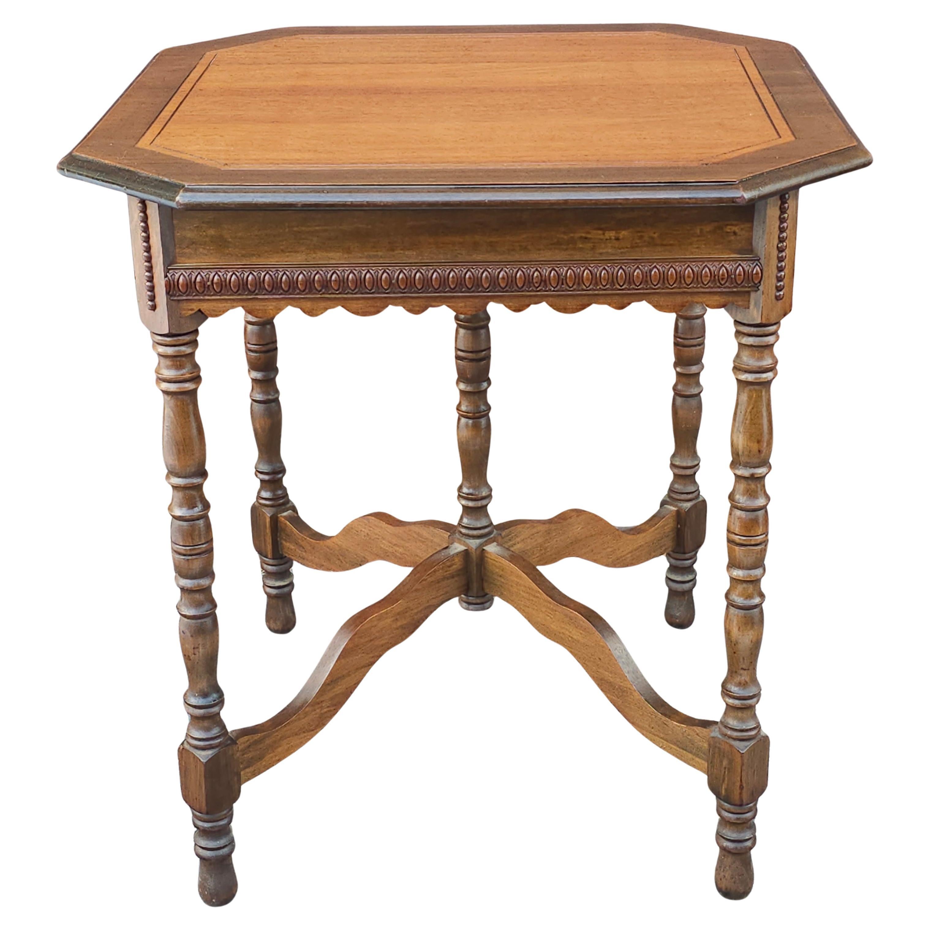 Table d'appoint en noyer à bandes du début du 20e siècle, de style Jacobean en vente