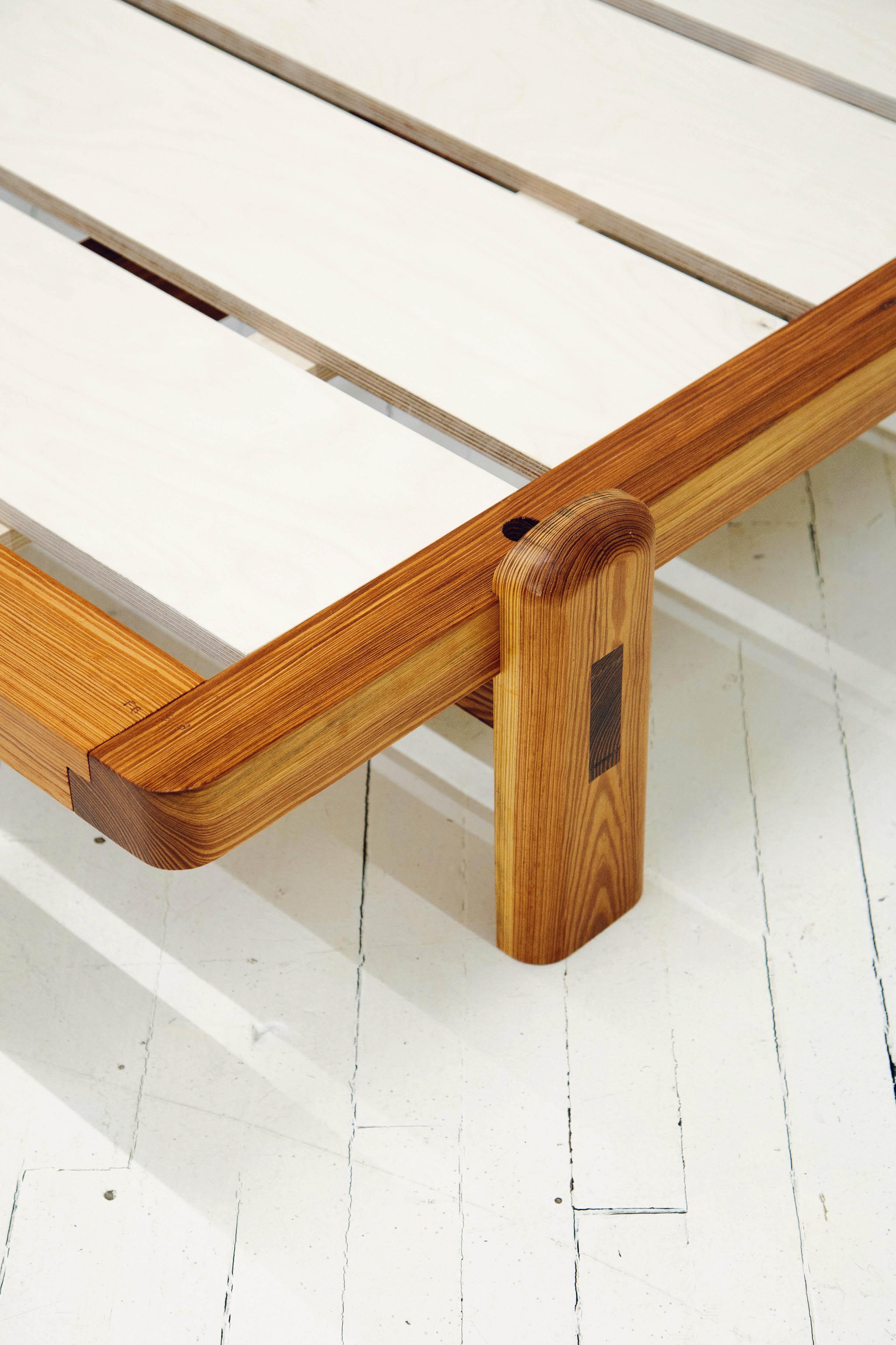 Moderne Wanishi Bed - Fait à la main Style artisanal Queen Wood Bed Platform w/ Headboard en vente