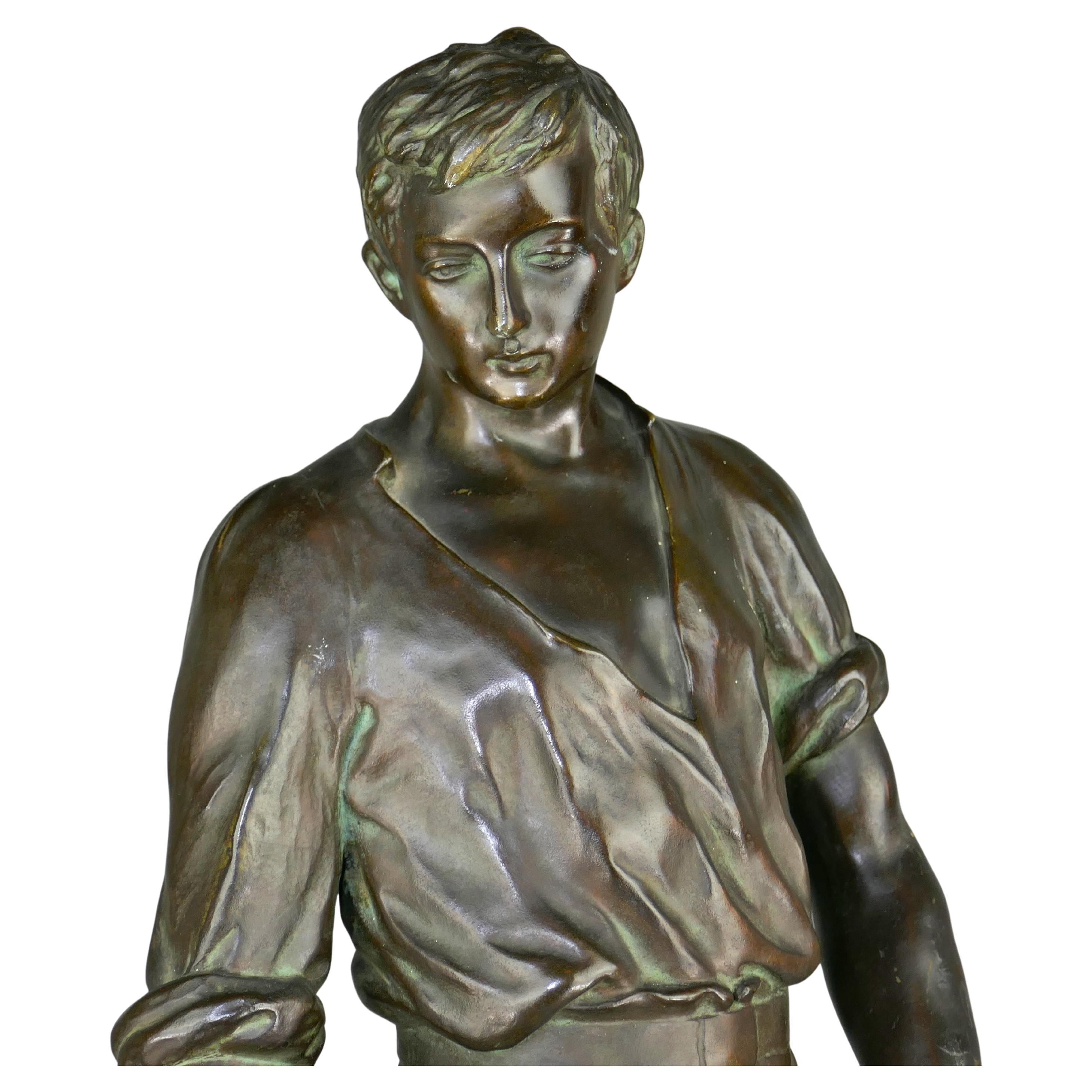 Straordinaria scultura in bronzo fuso in stile Bauhaus Art Deco di Bernard Grundmann raffigurante un giovane fonditore maschio. Il pezzo è stato prodotto presso lo studio Wiener Werkstatte di Berlino nel 1929-30 e firmato B. A. B. fec.