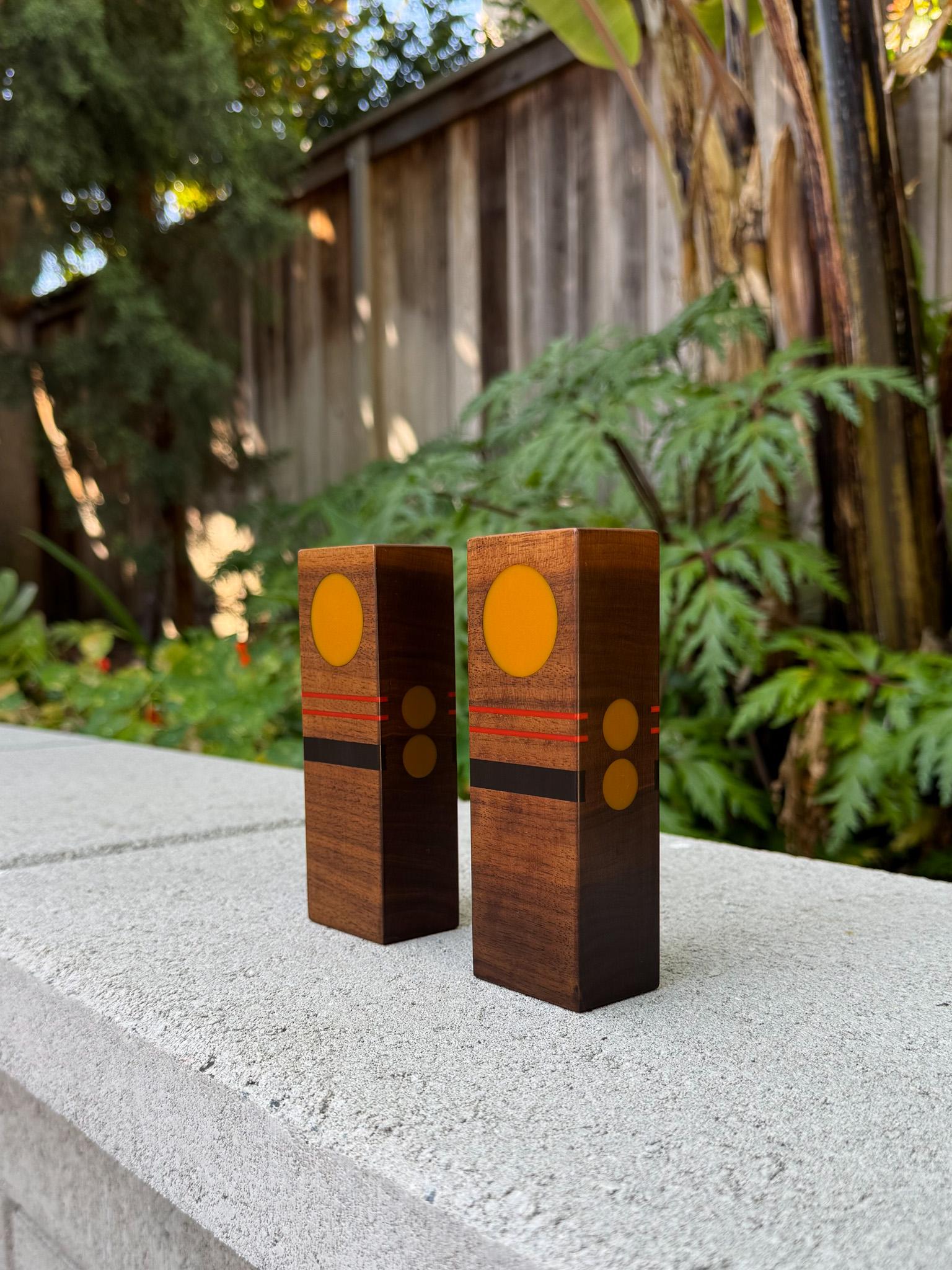 Salière et poivrière en bois et résine artisanale de Robert McKeown, Californie, 1976.  Signé et daté. 